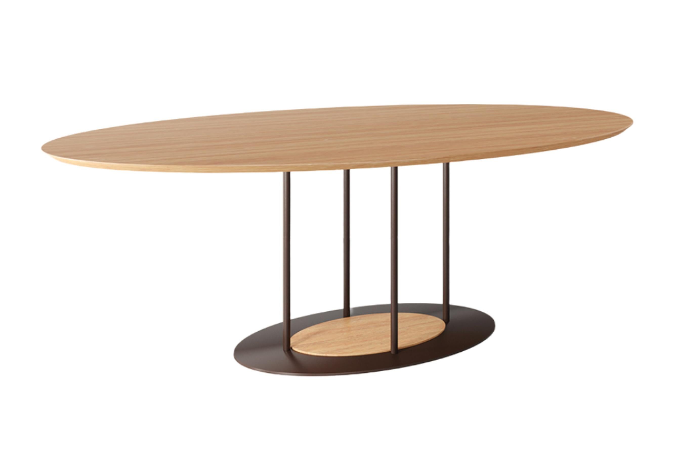The designer Alessandra Delgado has a background in architecture and as so likes to use the challenges sometimes faced on architectural projects in her work. The dining table Pilar was designed having in mind the need that every architect has to