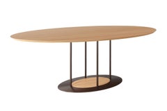 Ovaler Esstisch „Pilar“ aus lackiertem Stahl und Naturholz