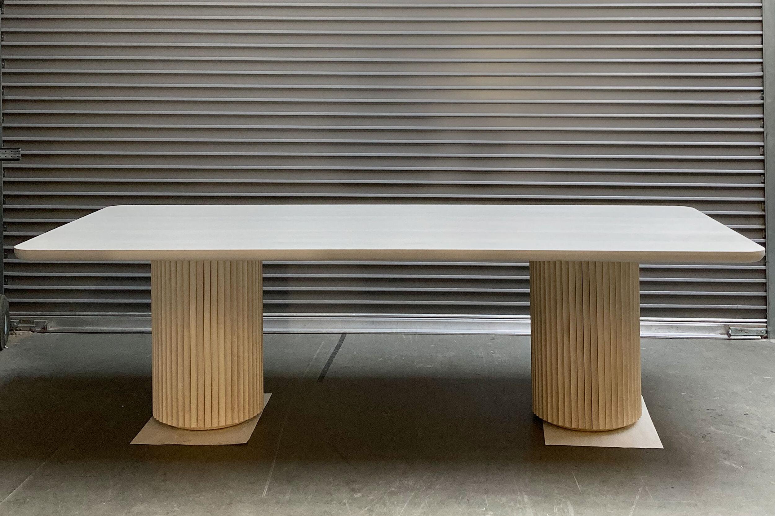 XXIe siècle et contemporain Table de salle à manger rectangulaire PILAR / Bois d'érable blanchi par INDO- en vente