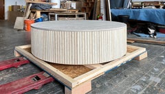 Grande table basse ronde Pilar en bois de chêne blanchi par INDO-