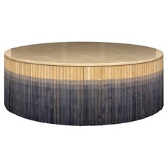 Table basse ronde Pilar Large/ Bois d'érable ombré bleu, plateau en marbre crémeux par INDO-