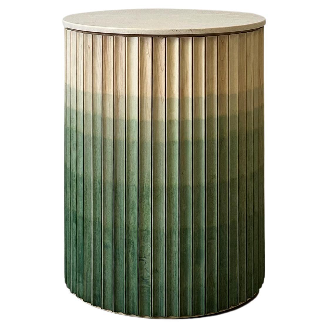 Table de bout ronde Pilar /Bois d'érable ombré vert Céladon /Top de marbre crème par INDO- en vente