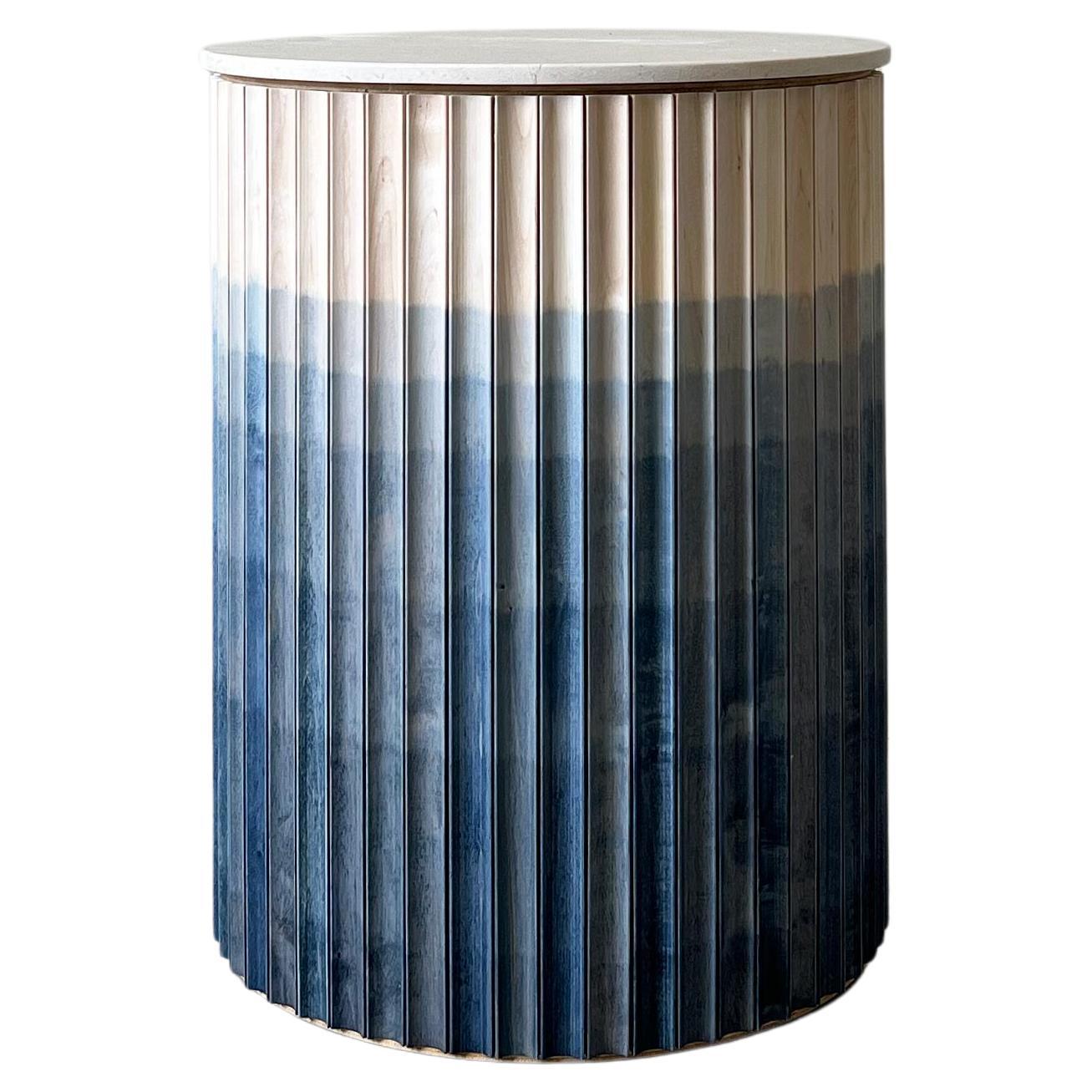 Table de bout ronde Pilar / Bois d'érable ombré bleu cobalt / Dessus en marbre crémeux par INDO-