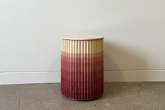 Table de bout ronde Pilar / Bois d'érable ombré rouge cuivré / Dessus en marbre crémeux par INDO-