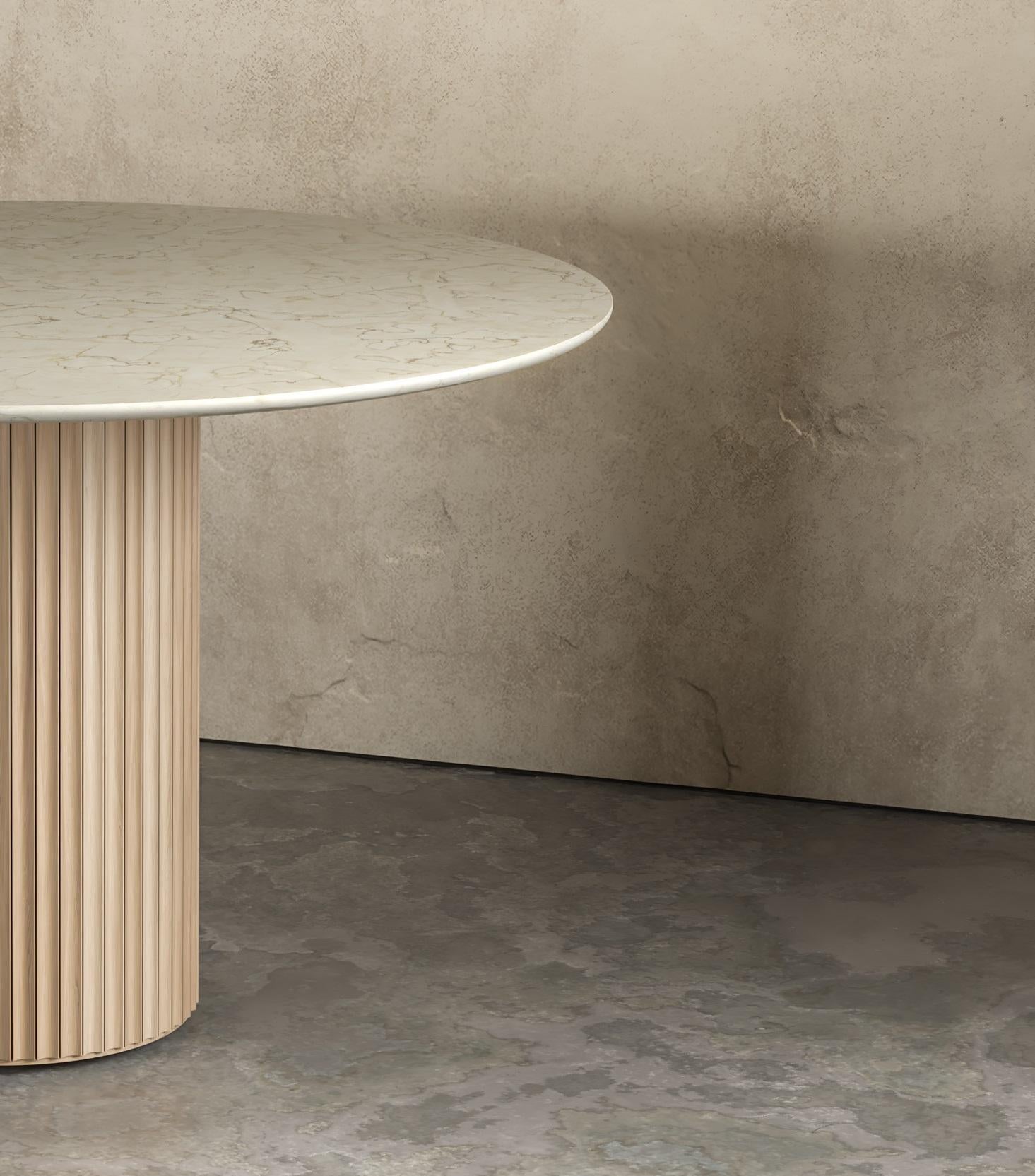 Postmoderne Table de salle à manger ronde Pilar en chêne par Indo Made en vente