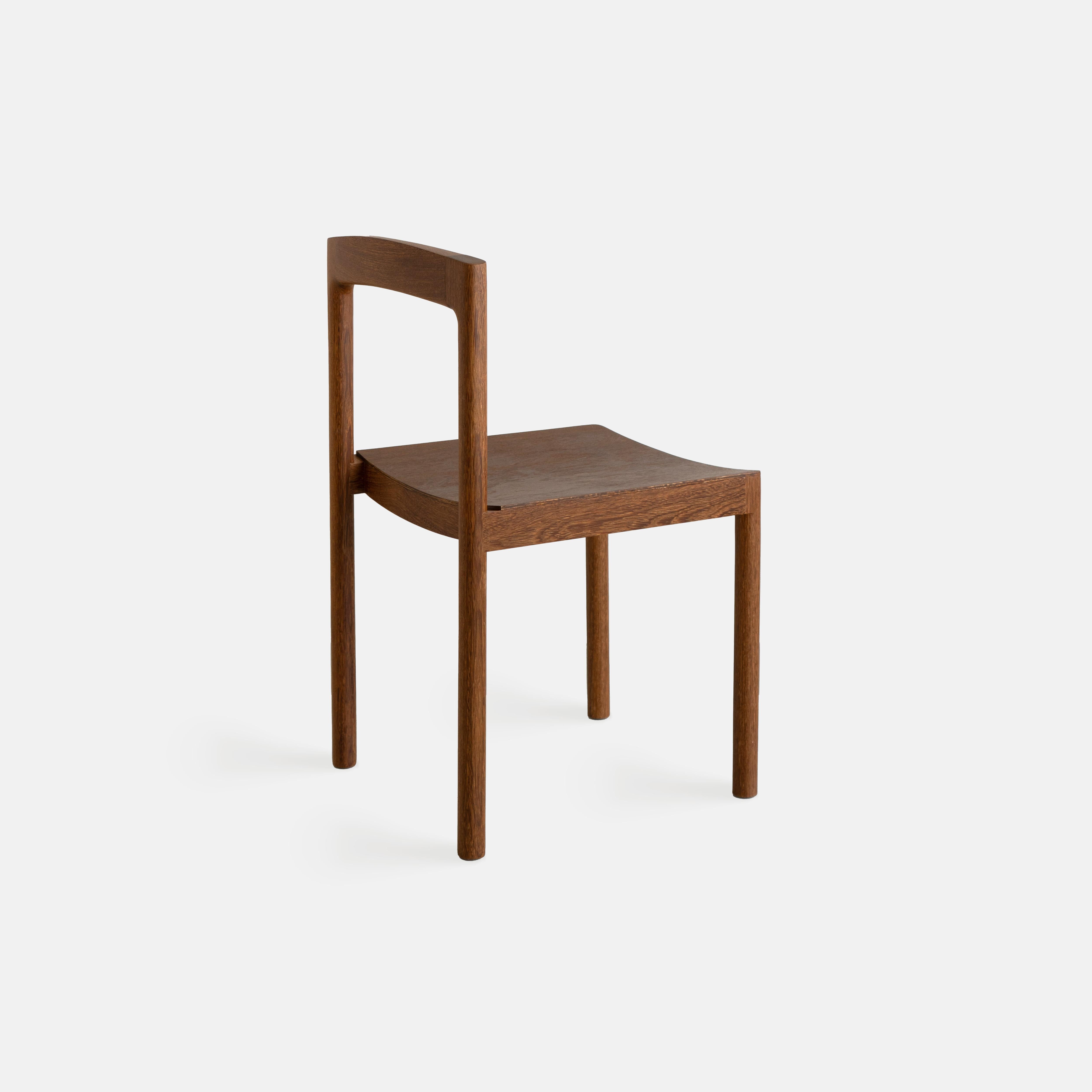 Pilar is a line characterized by objectivity and clarity in its design, reflecting the designer's quest for formal rigor and conciseness. The round profile defines the dimensions of the chair, accentuating the vertical axis, while the seat and