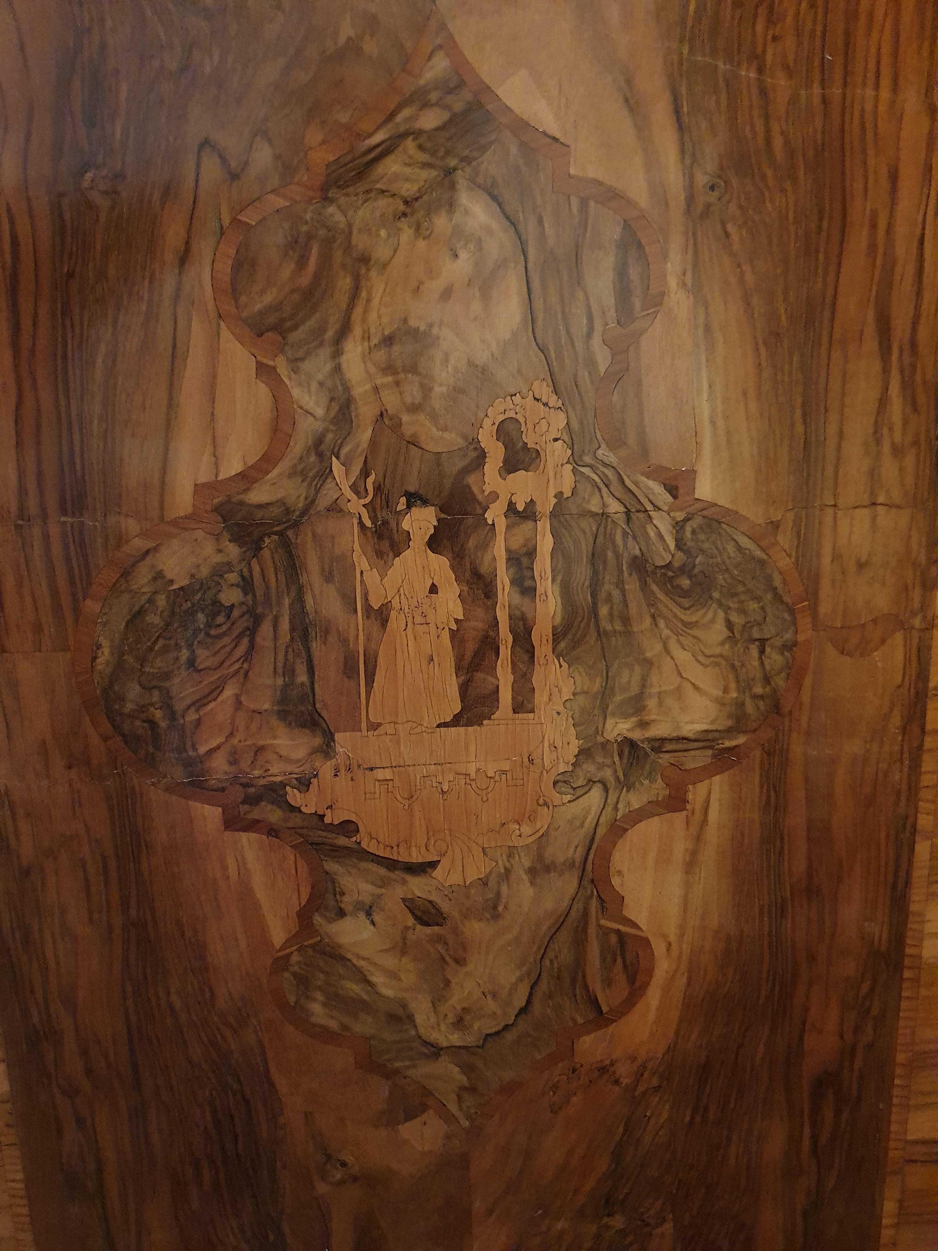 Pilasterschrank, 18 Jahrhundert

MITTELDEUTSCH
NUSSHOLZ - NUSSMASERHOLZ - NUSSWURZELHOLZ
ZWEITÜRIGER DURCH PILASTER MIT GESCHNITZTEN KAPITELLEN GEGLIEDERTER KORPUS MIT PROFILIERTEM SEGMENTGIEBEL
ZWEISCHÜBIGER SOCKEL AUF 5 BALLENFÜSSEN
FEINE