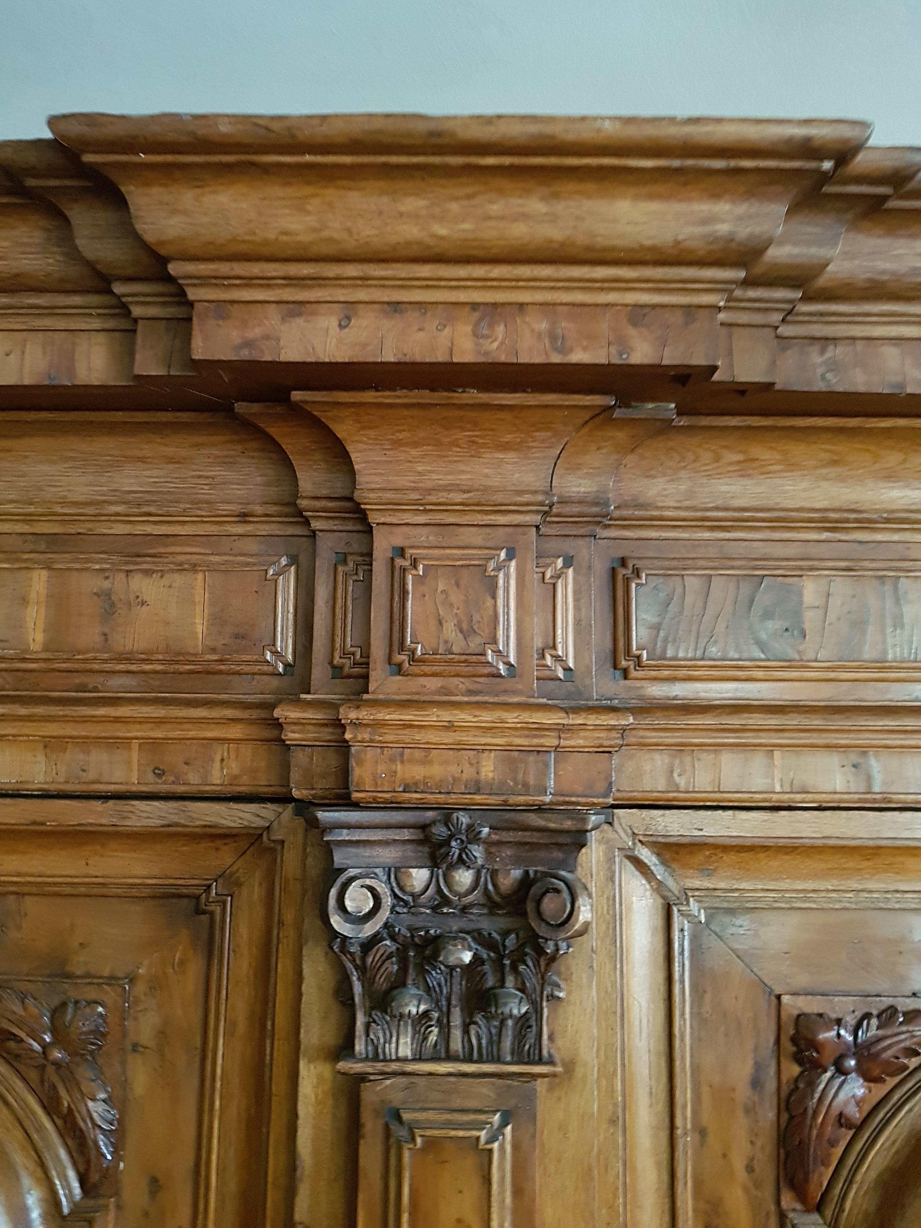 Pilasterschrank Mainfranken 18. Jahrhundert For Sale 4
