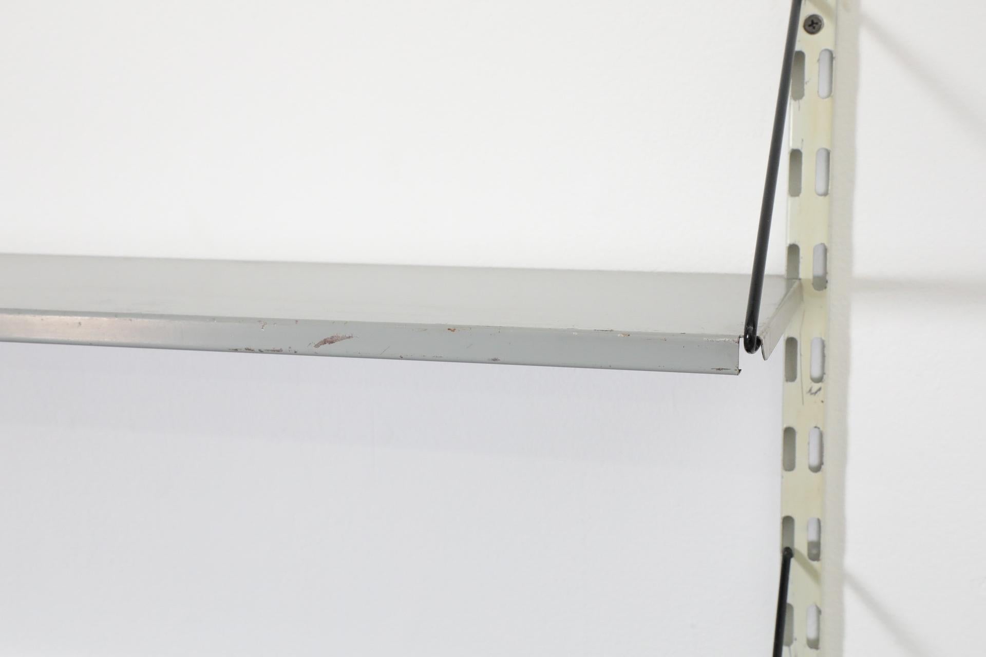 Pilastro, scaffale a 2 sezioni in metallo smaltato con scrivania e luce in vendita 9