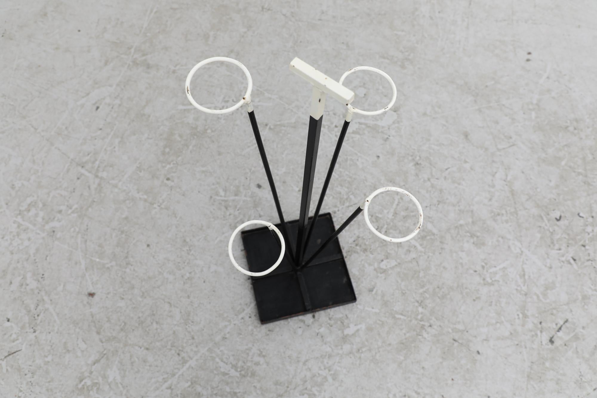 Paragüero o Jardinera Inspirada en Mategot de Metal Esmaltado en Blanco y Negro en venta 6