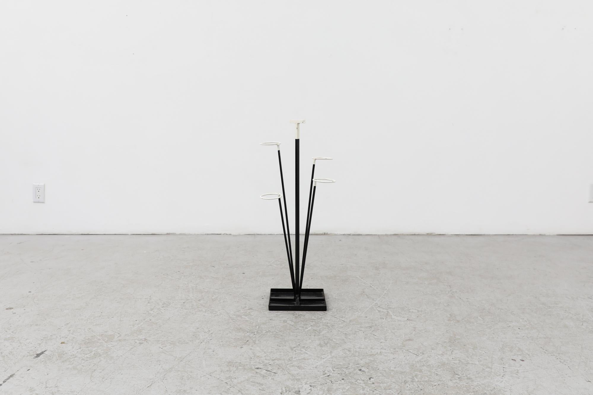 Von Pilastro oder Mategot inspirierter Umbrella- oder Pflanzenständer aus schwarzem und weißem Metall (Moderne der Mitte des Jahrhunderts)