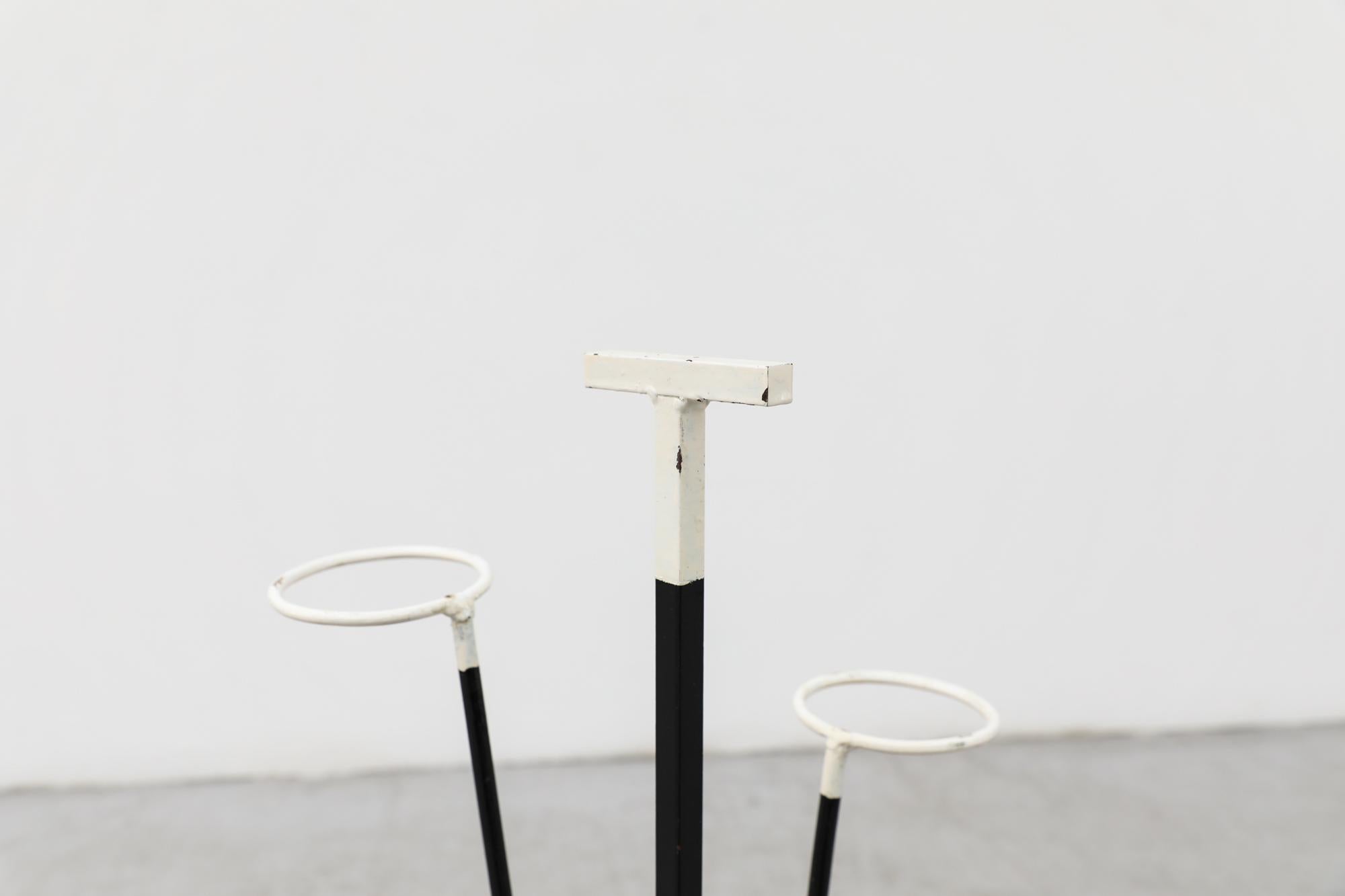 Paragüero o Jardinera Inspirada en Mategot de Metal Esmaltado en Blanco y Negro mediados del siglo XX en venta