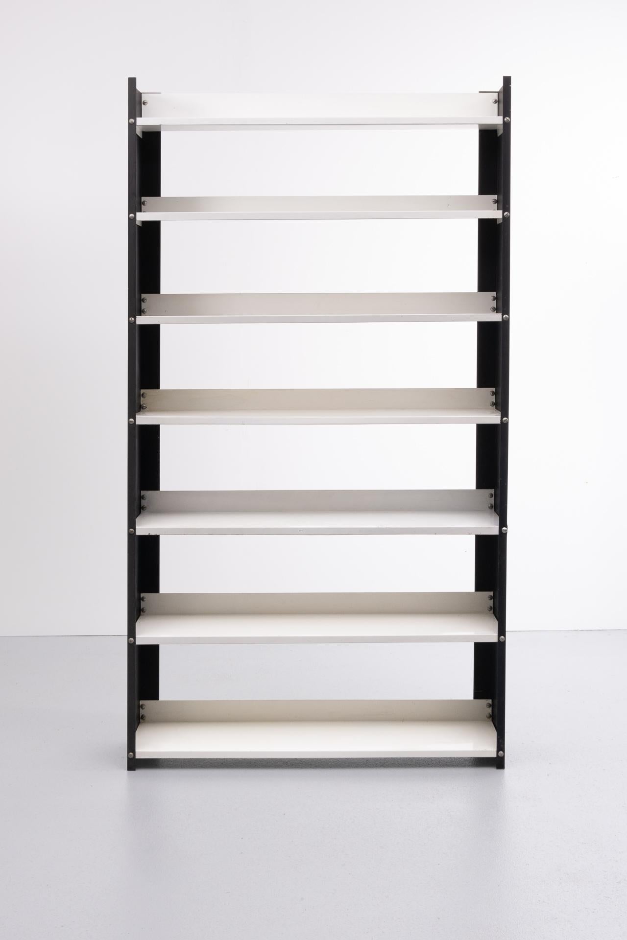 Very nice Pilastro metal shelving cabinet. In black and white, 7 shelves
in a good vintage condition. Design Tjerk Reijenga, Holland, 1960.