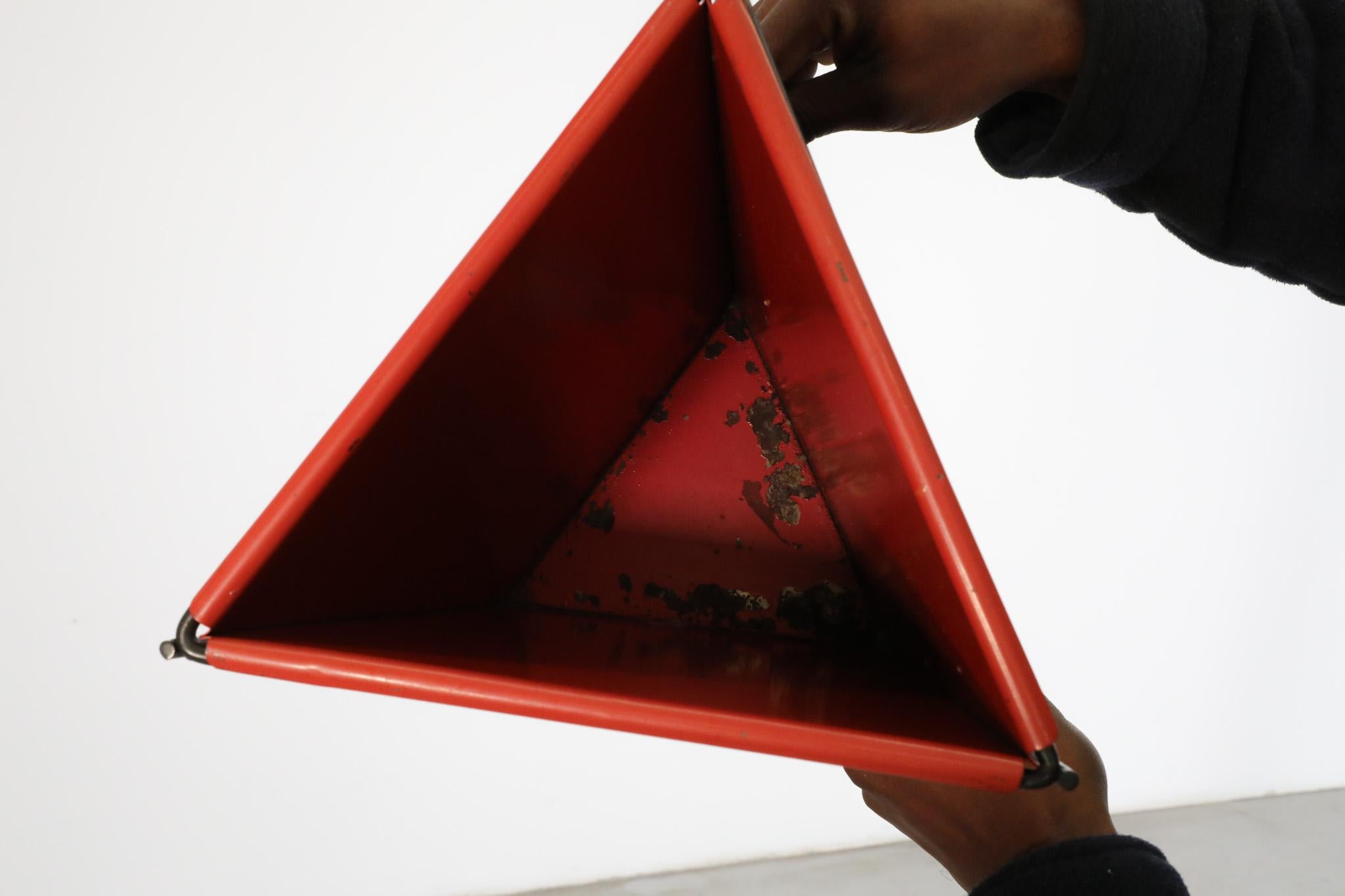 Pilastro Corbeille triangulaire en métal émaillé rouge avec cadre noir en vente 5