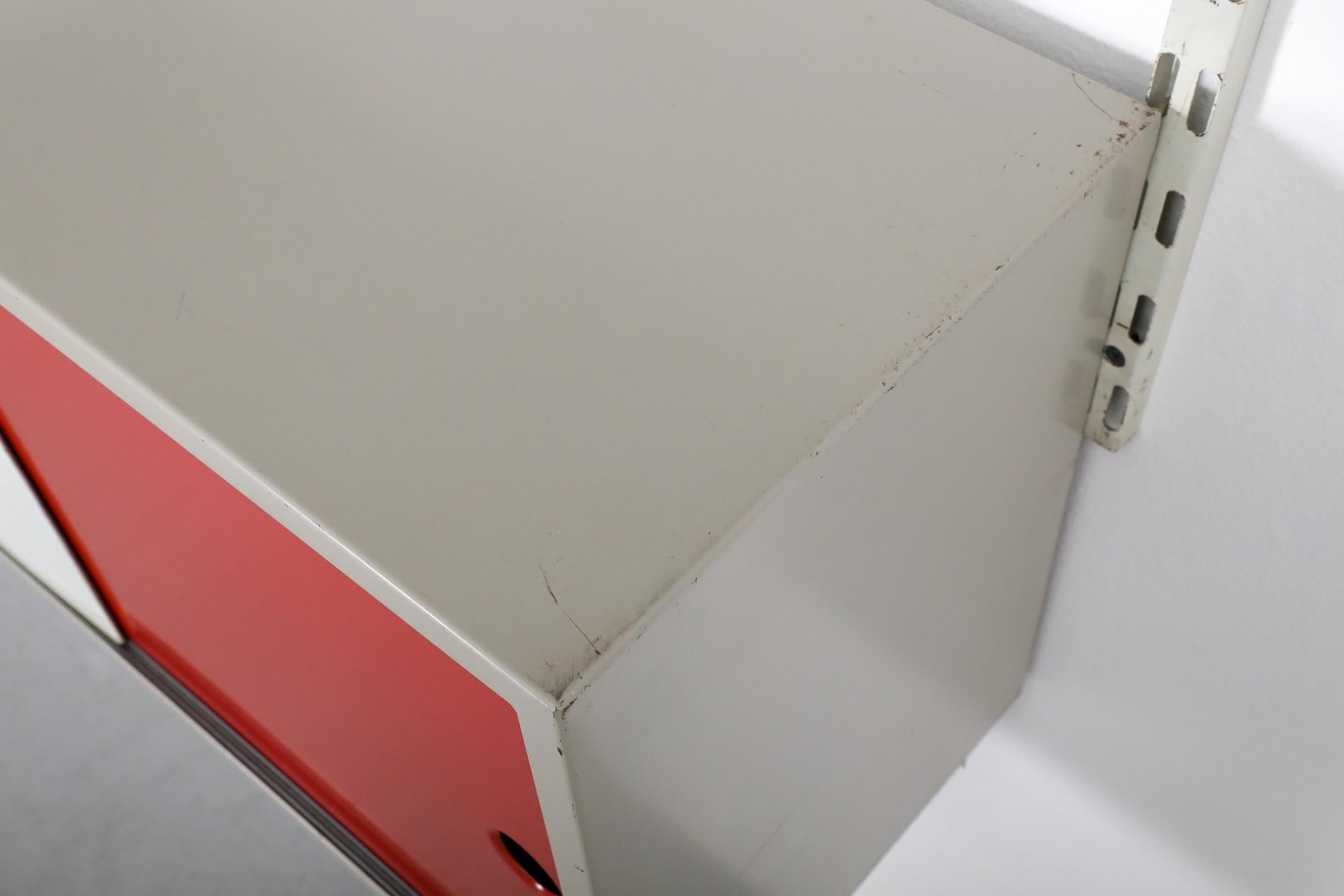 Pilastro Einzelner Wandschrank aus emailliertem Metall mit rotem, weißem, weißem und grauem Schrank im Angebot 5