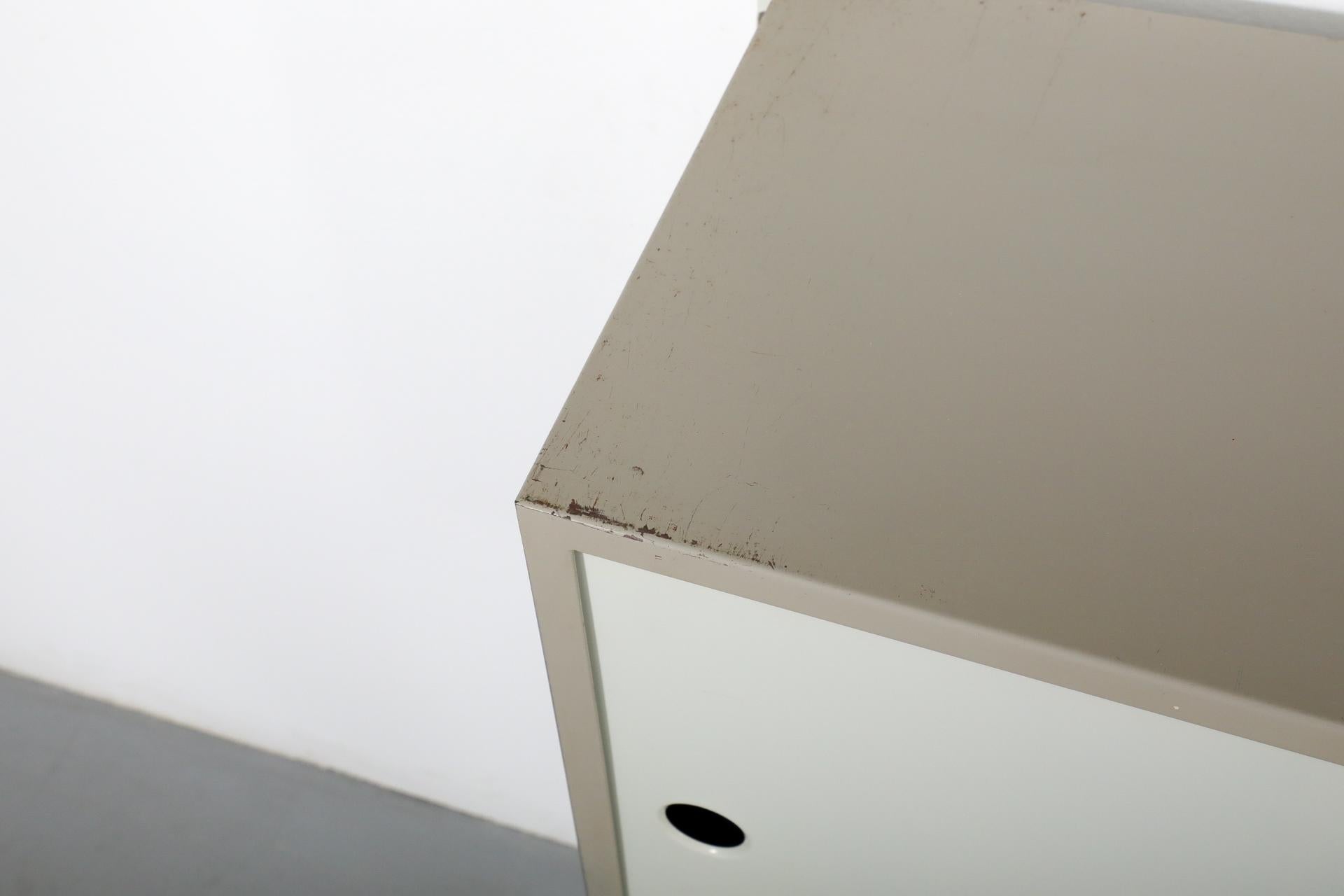 Pilastro Einzelner Wandschrank aus emailliertem Metall mit rotem, weißem, weißem und grauem Schrank im Angebot 6
