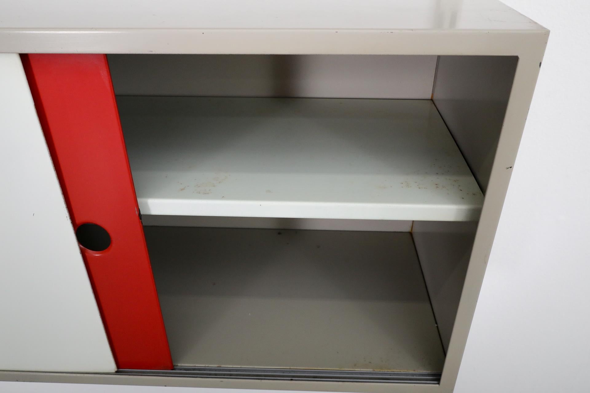 Pilastro Einzelner Wandschrank aus emailliertem Metall mit rotem, weißem, weißem und grauem Schrank im Angebot 9