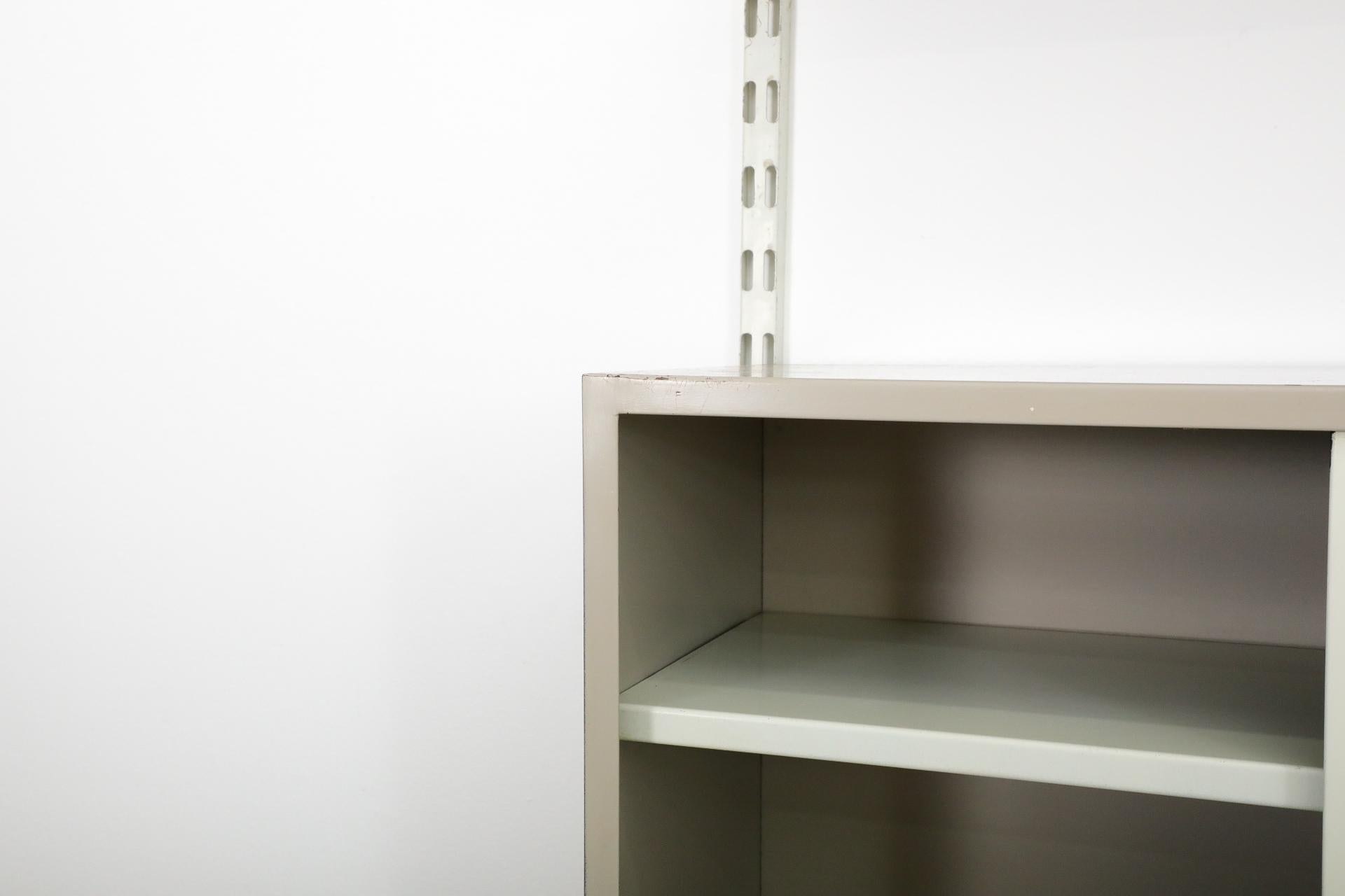 Pilastro Einzelner Wandschrank aus emailliertem Metall mit rotem, weißem, weißem und grauem Schrank im Angebot 10
