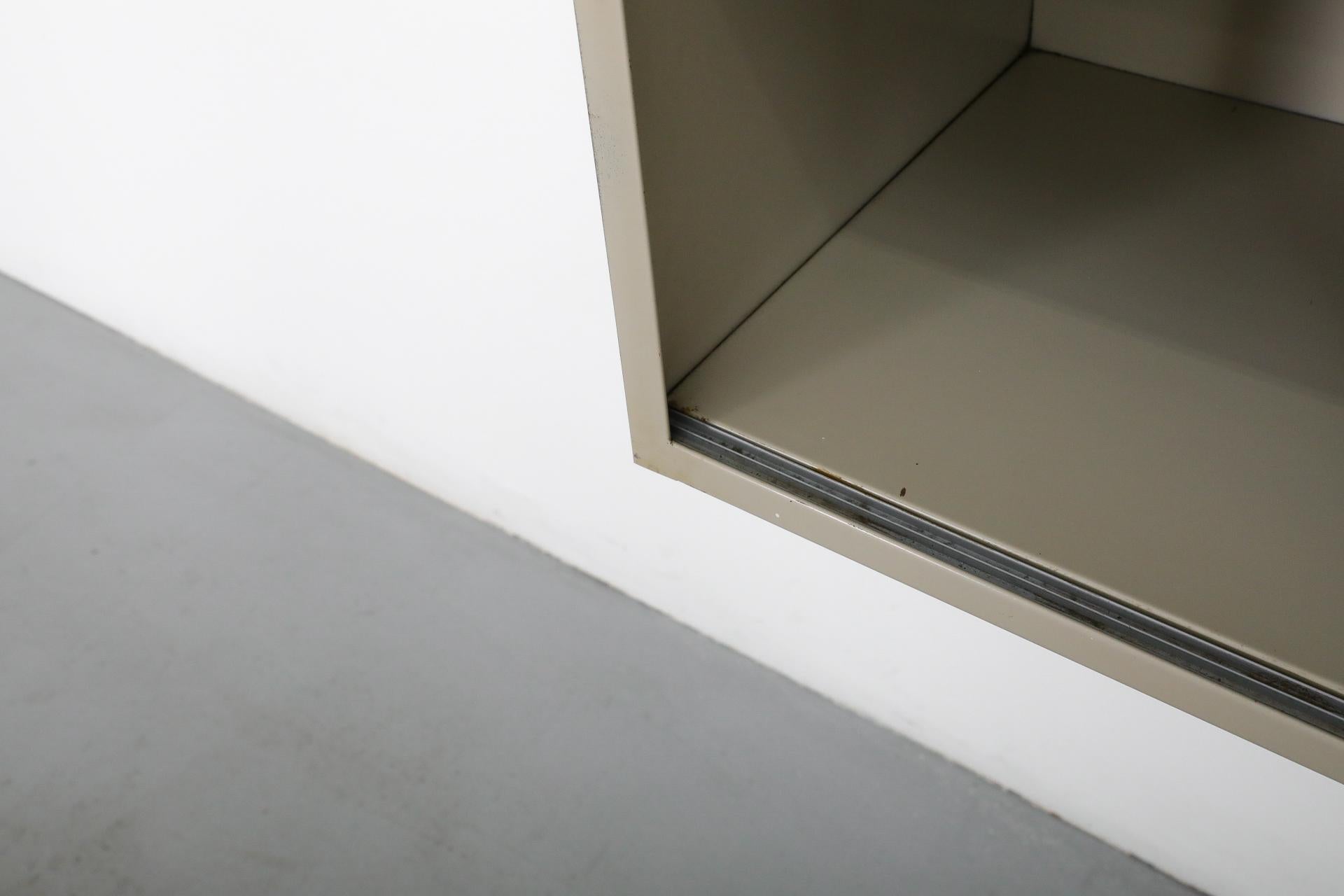 Pilastro Einzelner Wandschrank aus emailliertem Metall mit rotem, weißem, weißem und grauem Schrank im Angebot 11