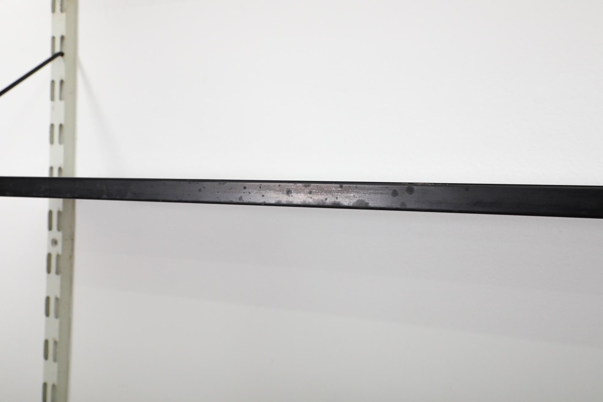Pilastro Einzelner Wandschrank aus emailliertem Metall mit rotem, weißem, weißem und grauem Schrank im Angebot 12