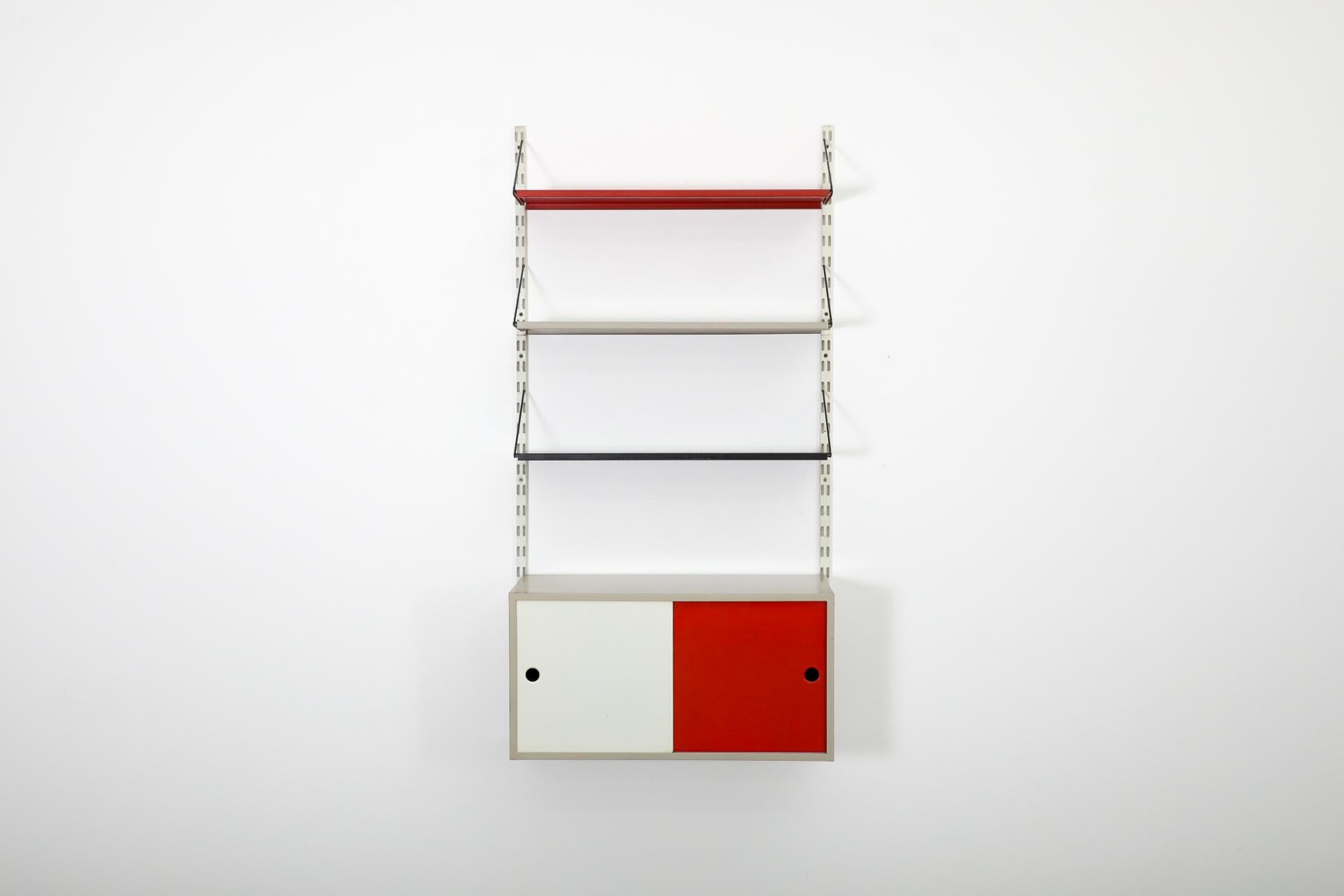 Niederländische Mid-Century, rot, schwarz und grau Pilastro hergestellt Wandschrank mit einem roten und weißen Schrank und drei Regale. Jedes Teil ist vollständig anpassbar und kann auf verschiedene Weise angeordnet werden. In den 1950er und 1960er