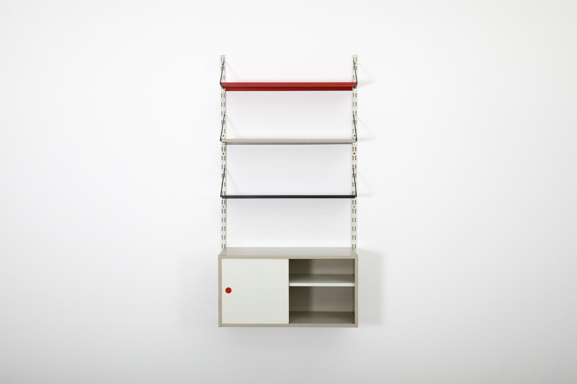 Pilastro Einzelner Wandschrank aus emailliertem Metall mit rotem, weißem, weißem und grauem Schrank (Moderne der Mitte des Jahrhunderts) im Angebot