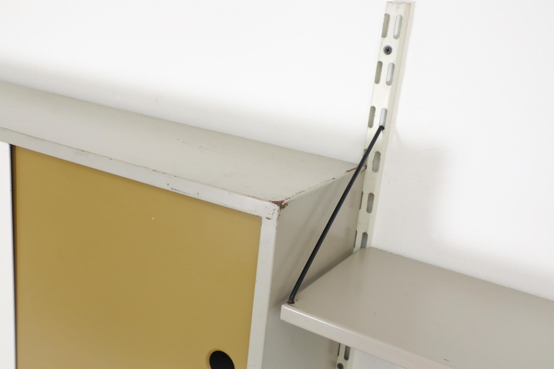 Pilastro Scaffalatura a muro a due sezioni con scrivania e armadio con scrivania e cassetti in vendita 2