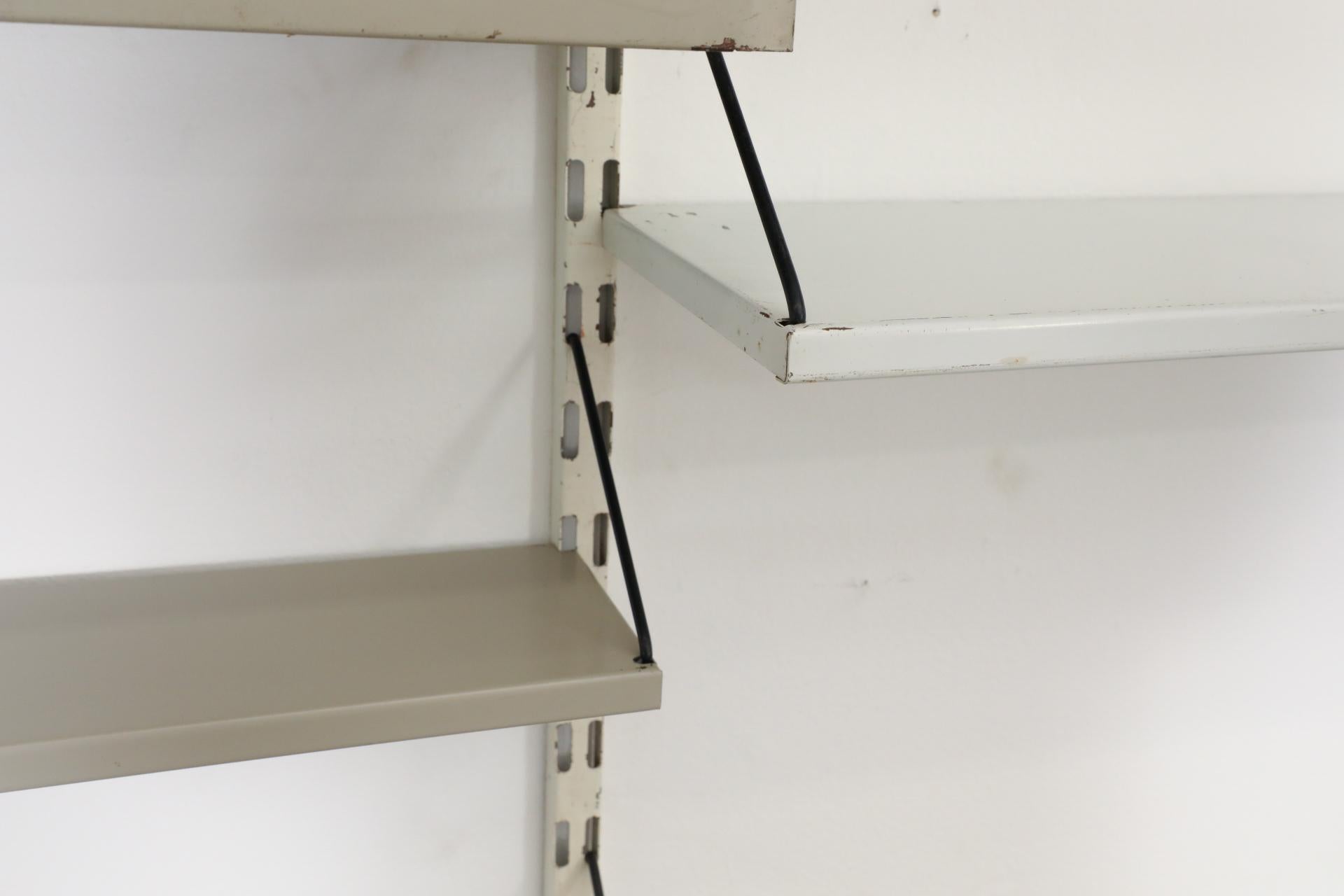 Pilastro Scaffalatura a muro a due sezioni con scrivania e armadio con scrivania e cassetti in vendita 7