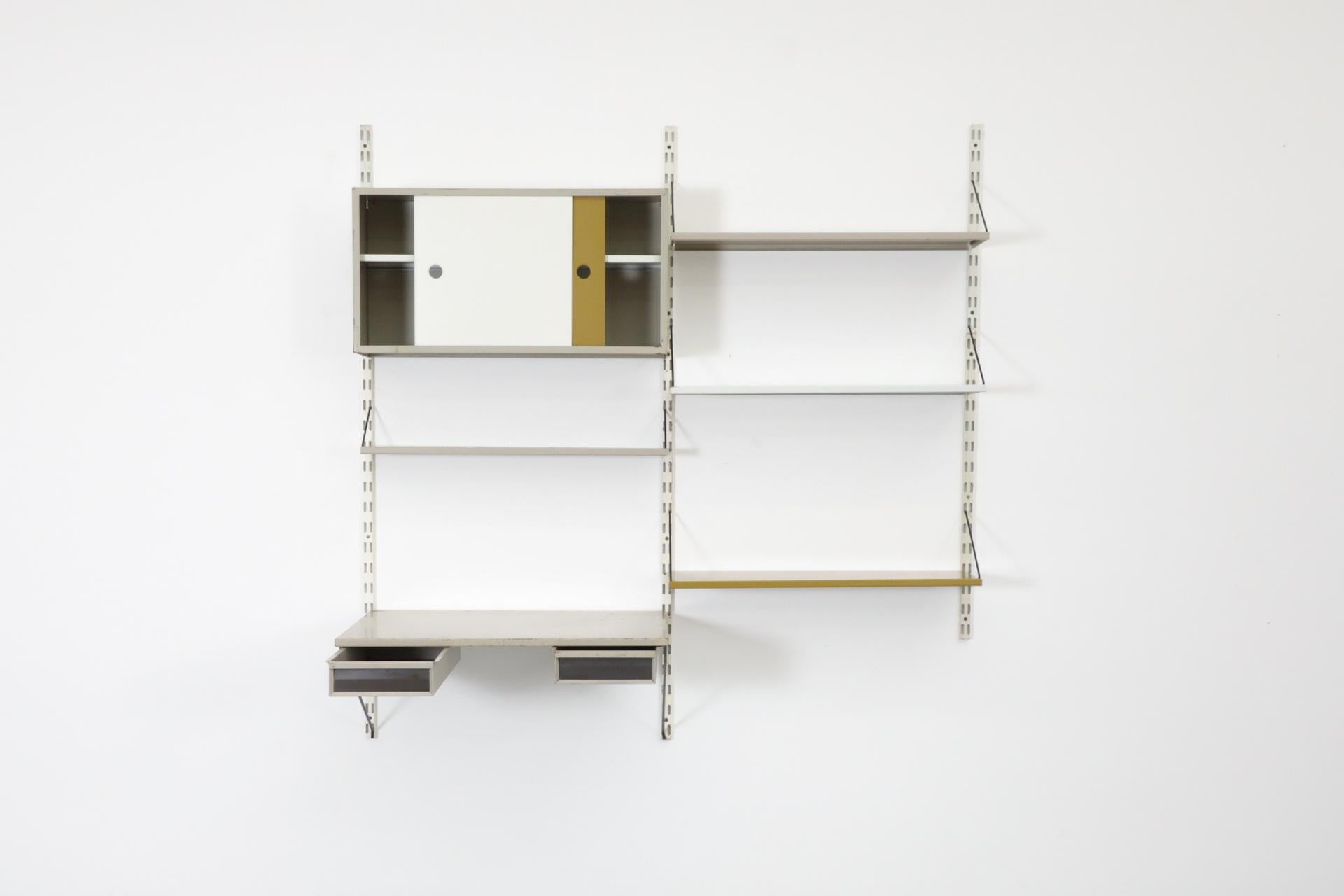Mid-Century moderno Pilastro Scaffalatura a muro a due sezioni con scrivania e armadio con scrivania e cassetti in vendita
