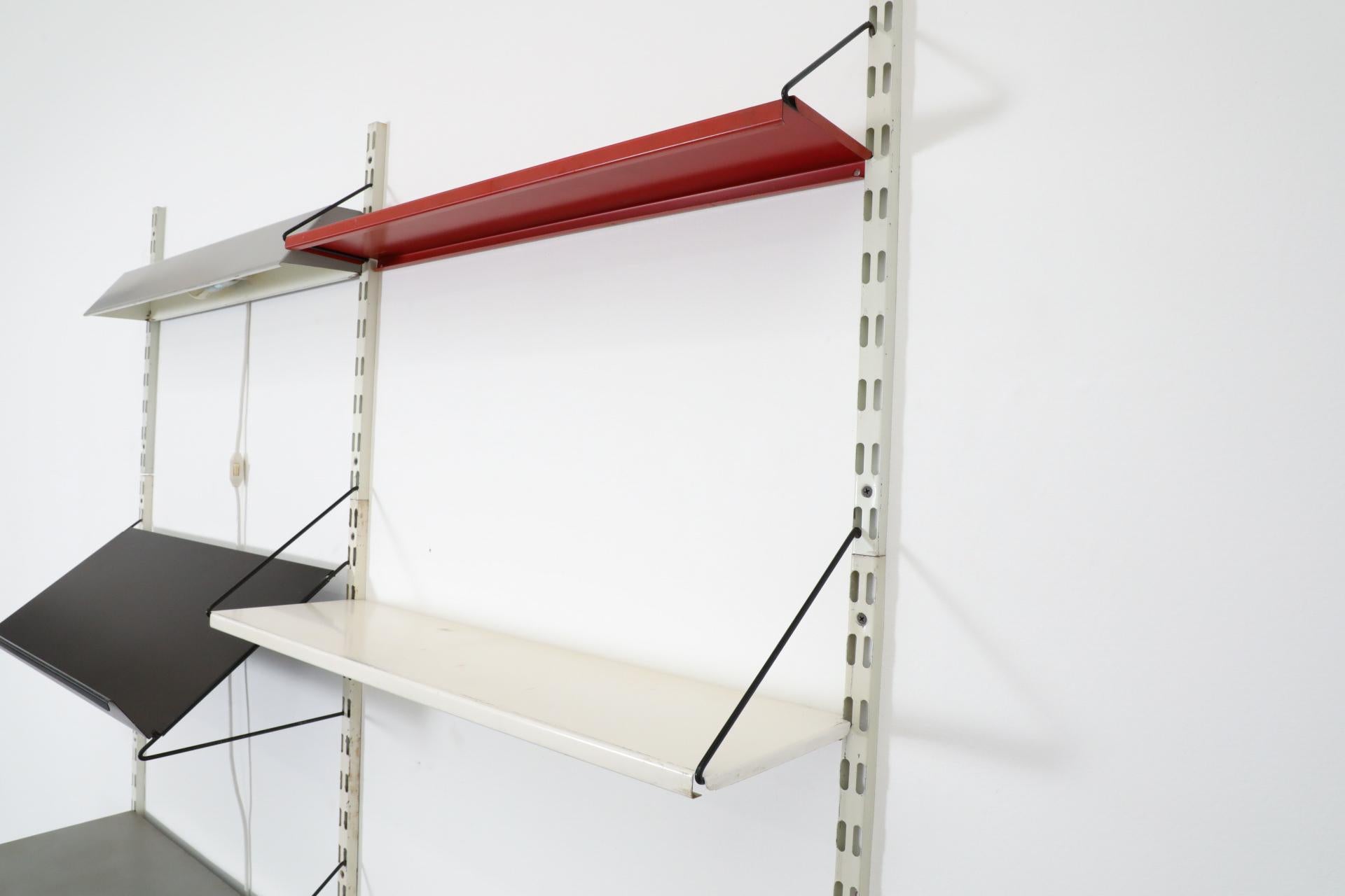 Estantería de pared de dos cuerpos Pilastro con expositor de revistas, luz y armario en venta 4