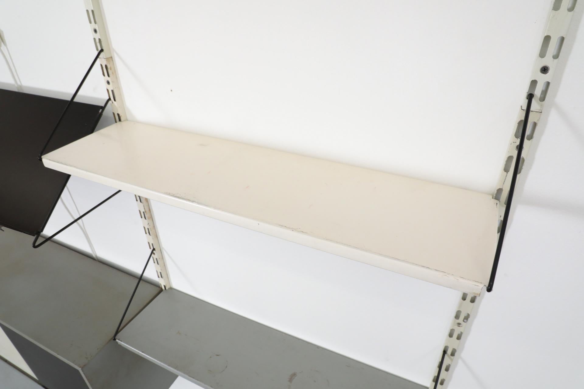 Estantería de pared de dos cuerpos Pilastro con expositor de revistas, luz y armario en venta 5