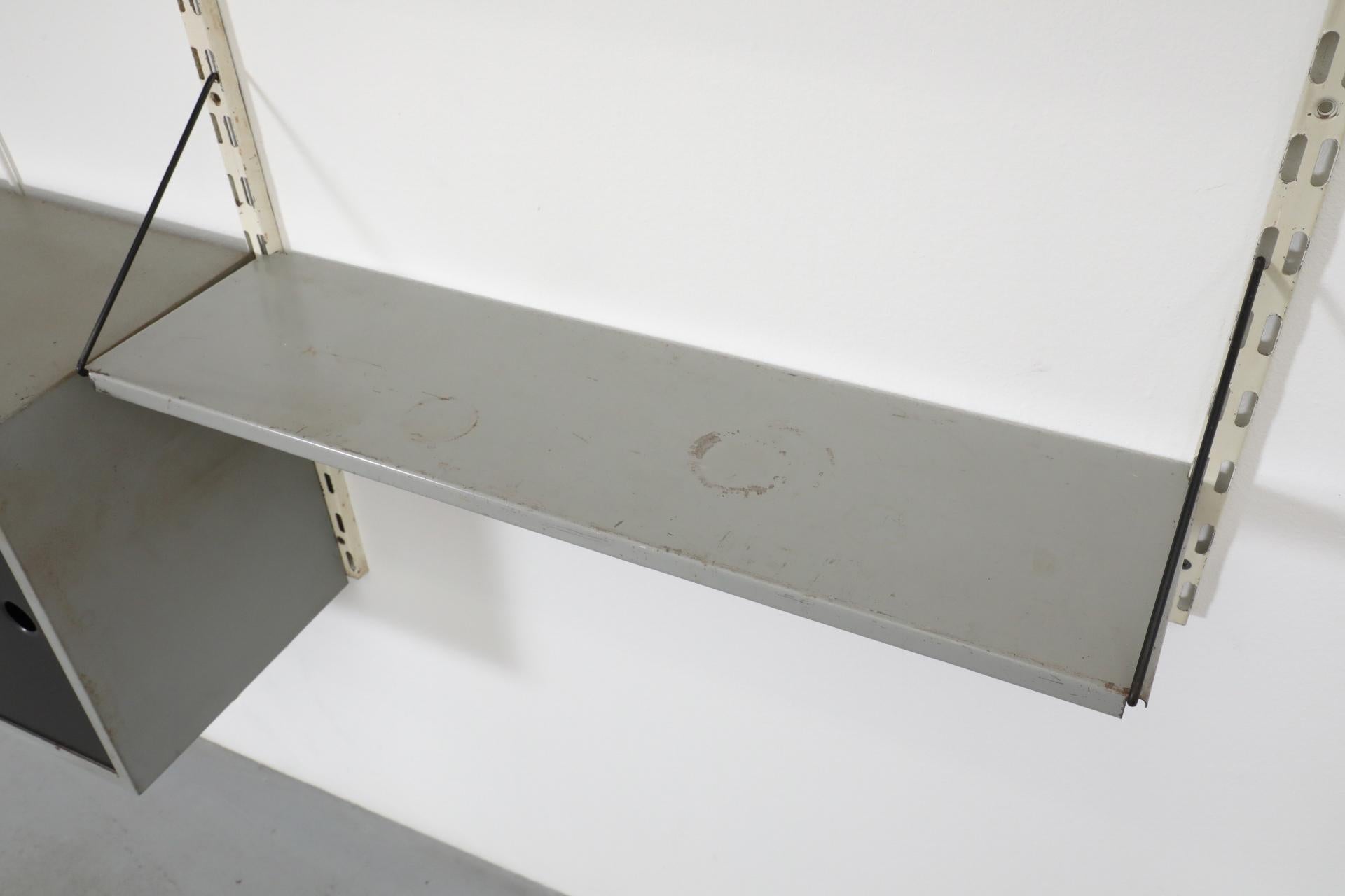 Estantería de pared de dos cuerpos Pilastro con expositor de revistas, luz y armario en venta 6