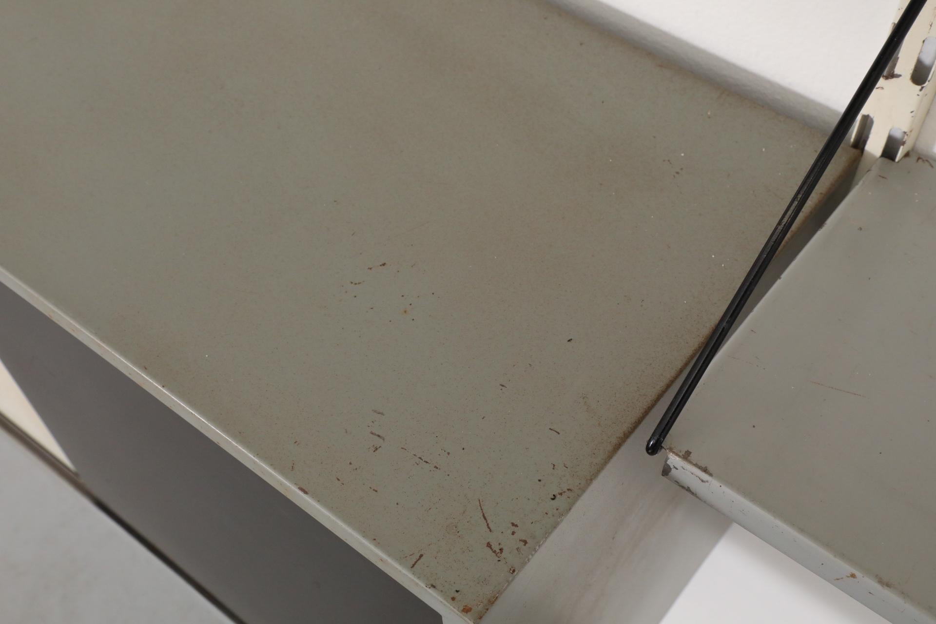 Estantería de pared de dos cuerpos Pilastro con expositor de revistas, luz y armario en venta 7