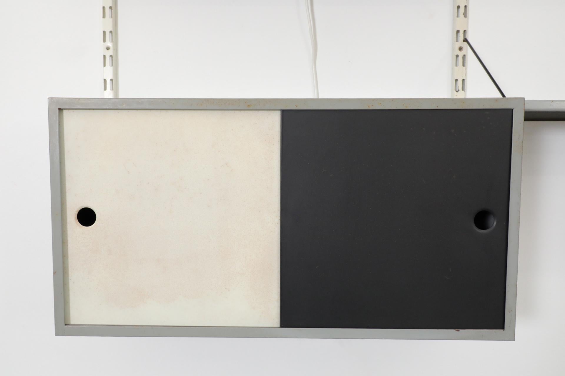Estantería de pared de dos cuerpos Pilastro con expositor de revistas, luz y armario en venta 8