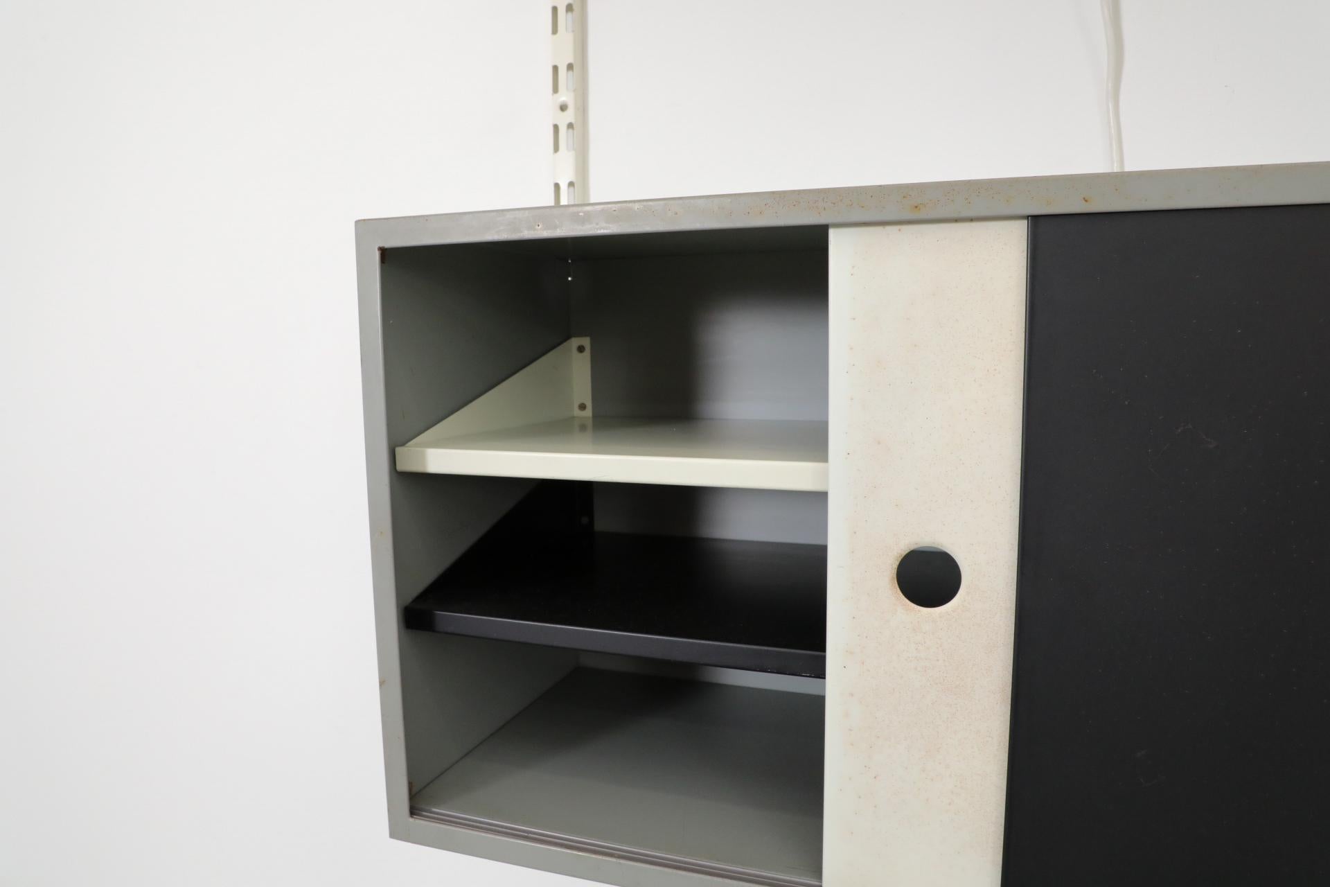 Estantería de pared de dos cuerpos Pilastro con expositor de revistas, luz y armario en venta 9