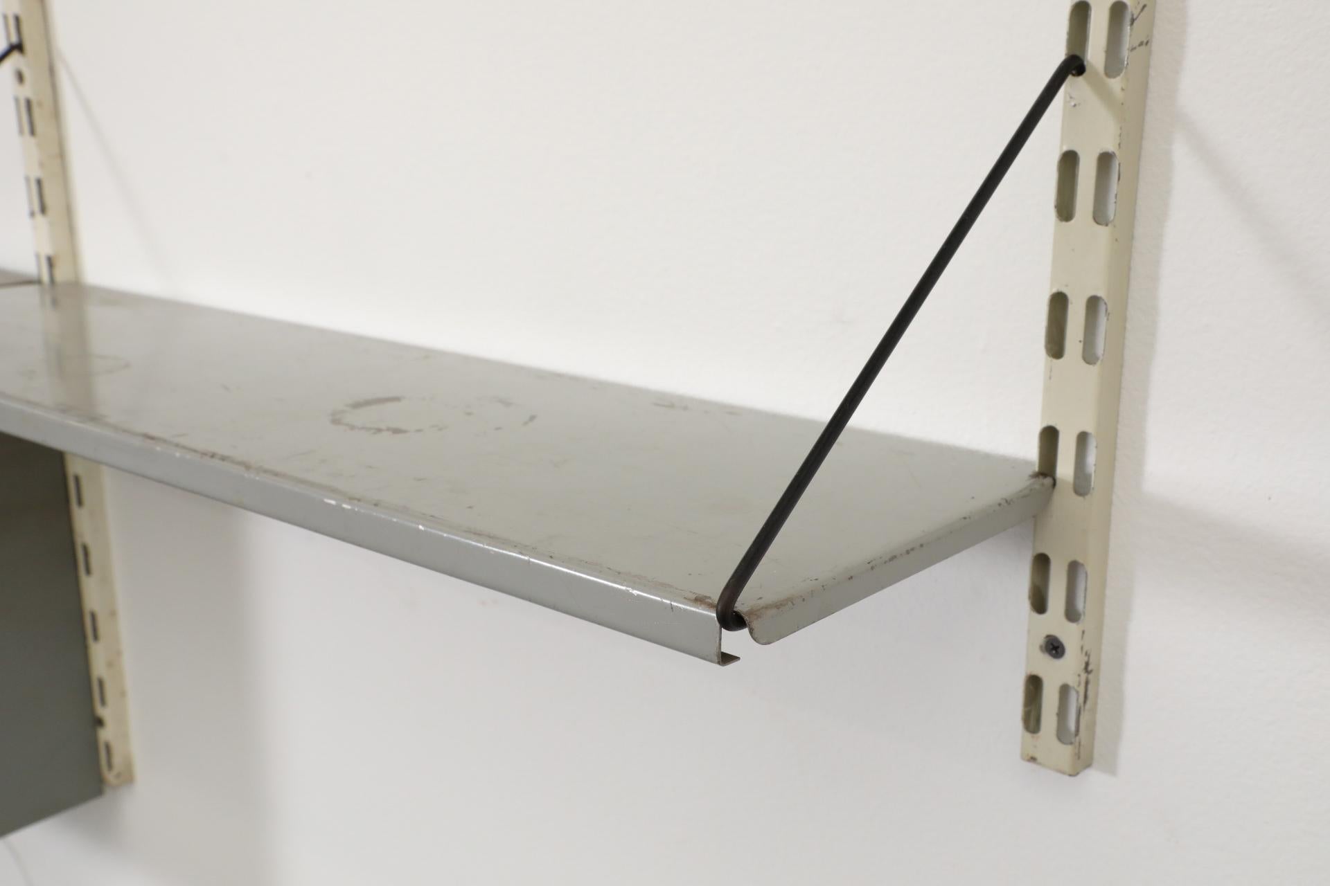 Estantería de pared de dos cuerpos Pilastro con expositor de revistas, luz y armario en venta 10