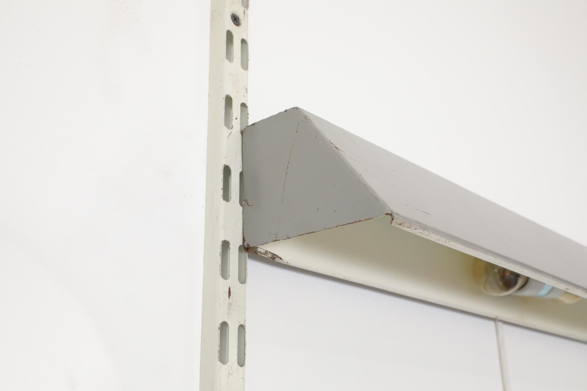 Estantería de pared de dos cuerpos Pilastro con expositor de revistas, luz y armario en venta 11