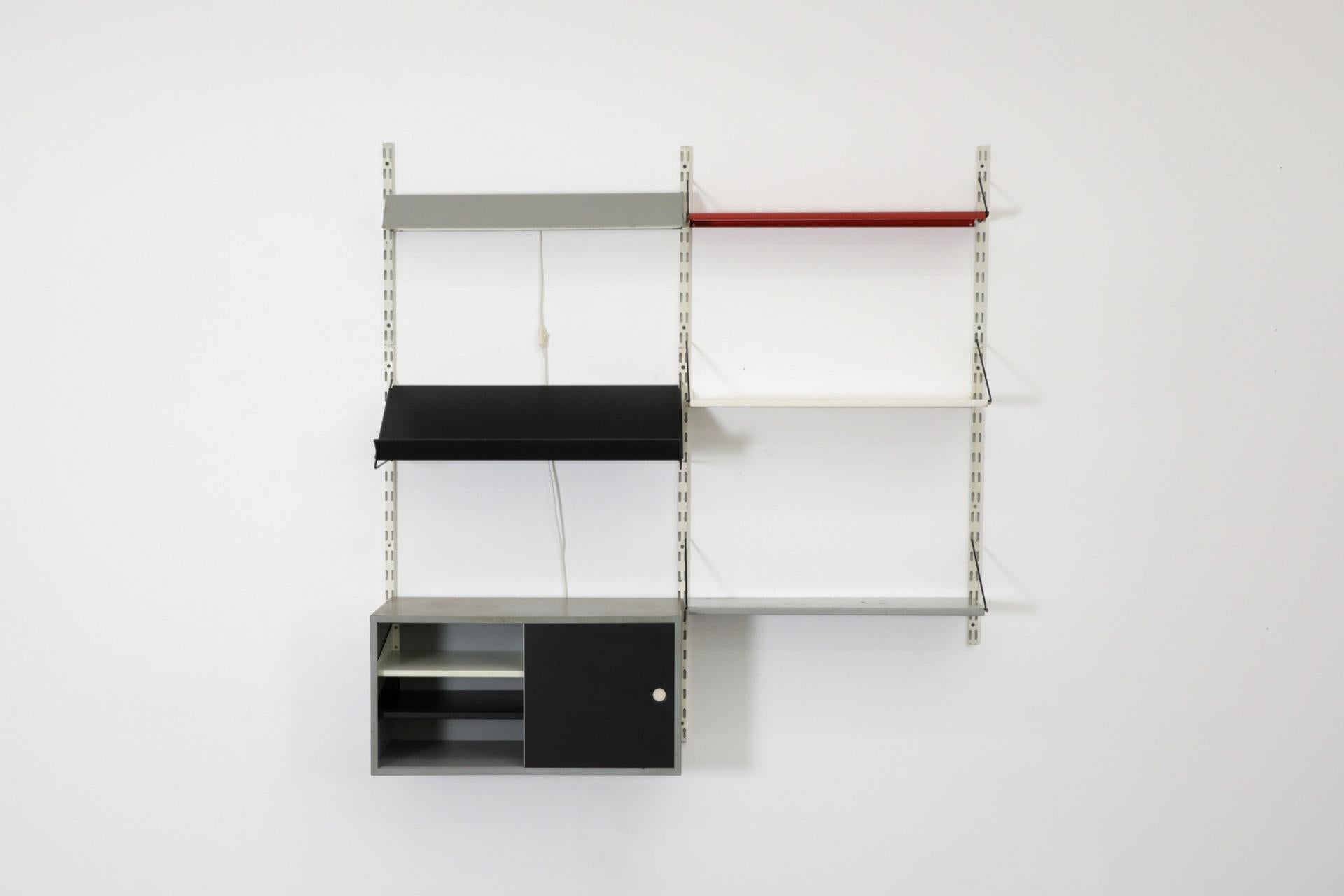 Estantería de pared de dos cuerpos Pilastro con expositor de revistas, luz y armario Holandés en venta