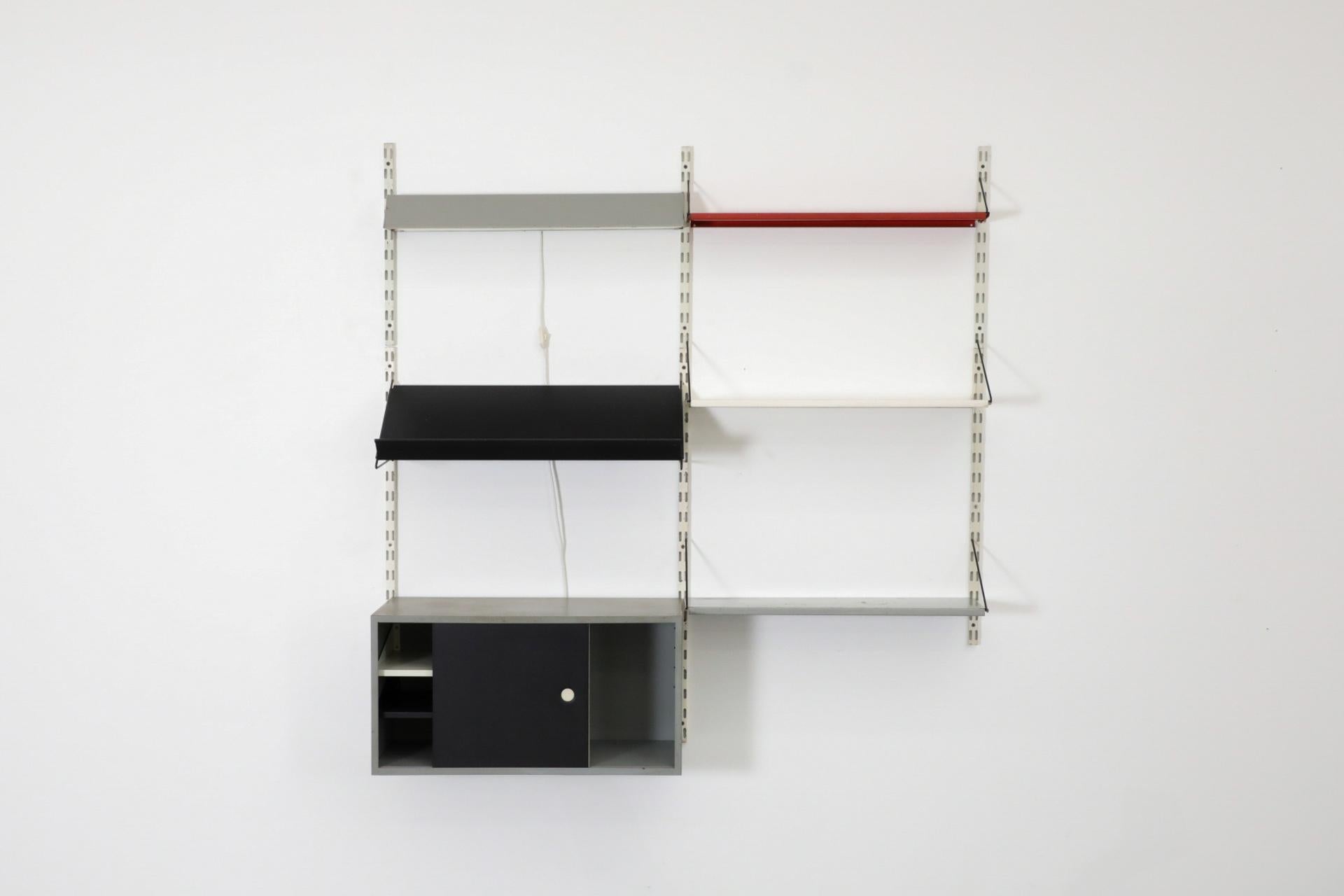 Estantería de pared de dos cuerpos Pilastro con expositor de revistas, luz y armario Esmaltado en venta