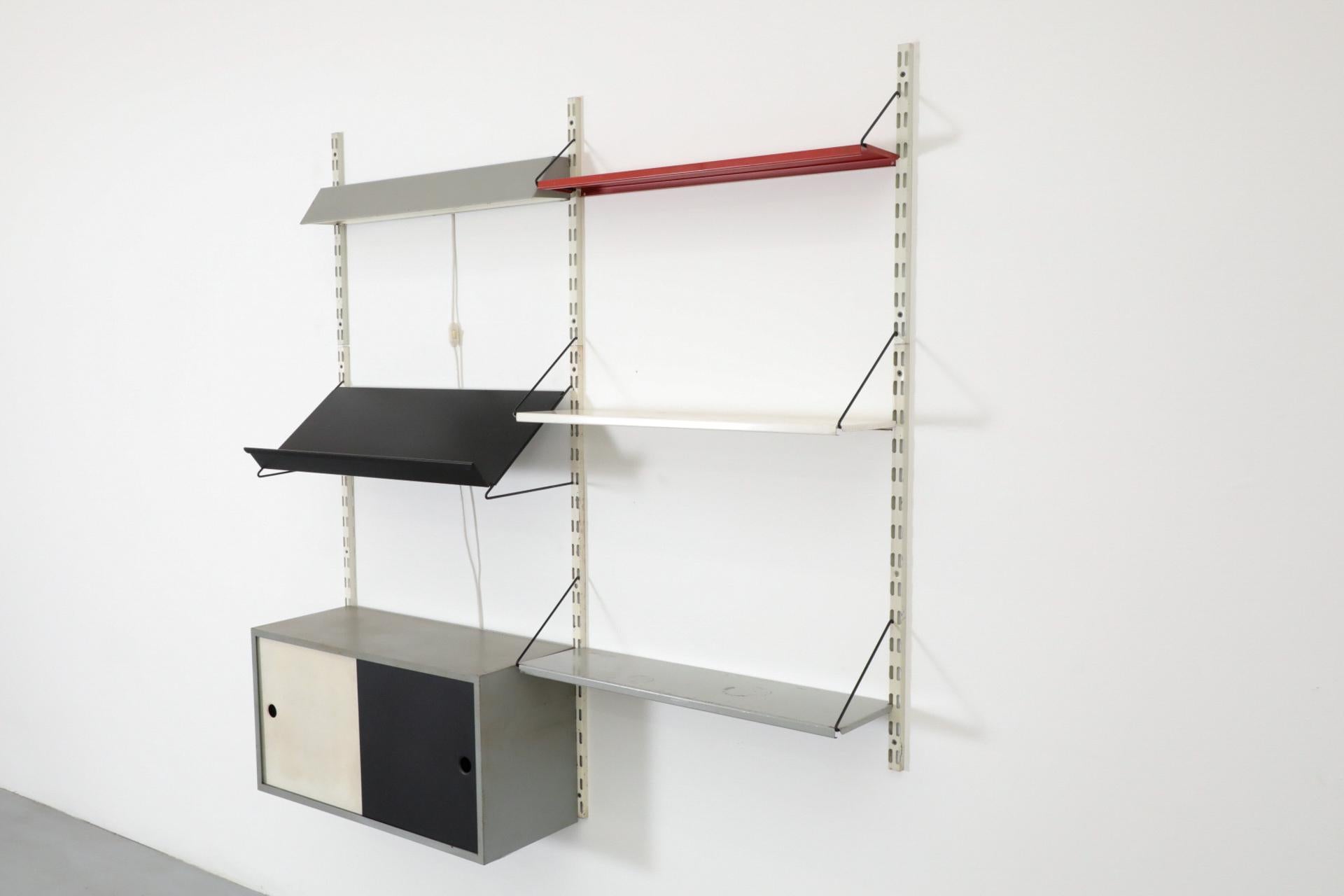 Estantería de pared de dos cuerpos Pilastro con expositor de revistas, luz y armario en Bueno estado para la venta en Los Angeles, CA