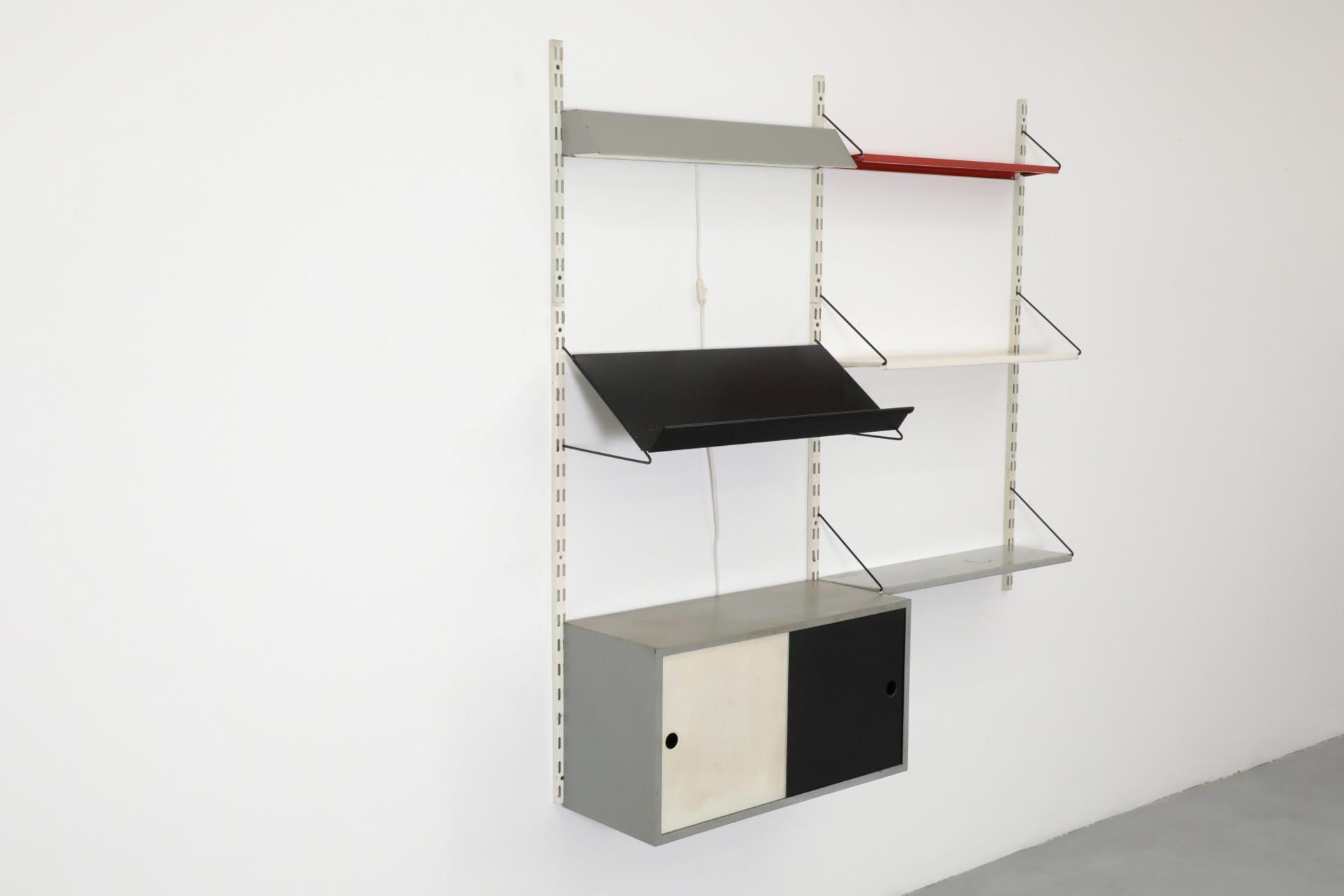 Estantería de pared de dos cuerpos Pilastro con expositor de revistas, luz y armario siglo XX en venta