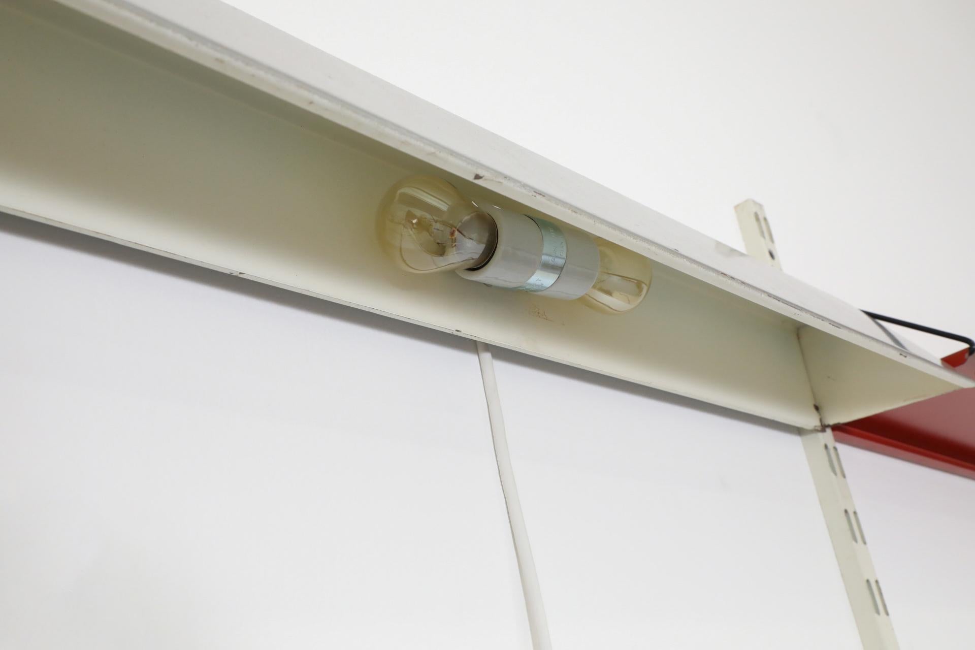 Estantería de pared de dos cuerpos Pilastro con expositor de revistas, luz y armario Metal en venta