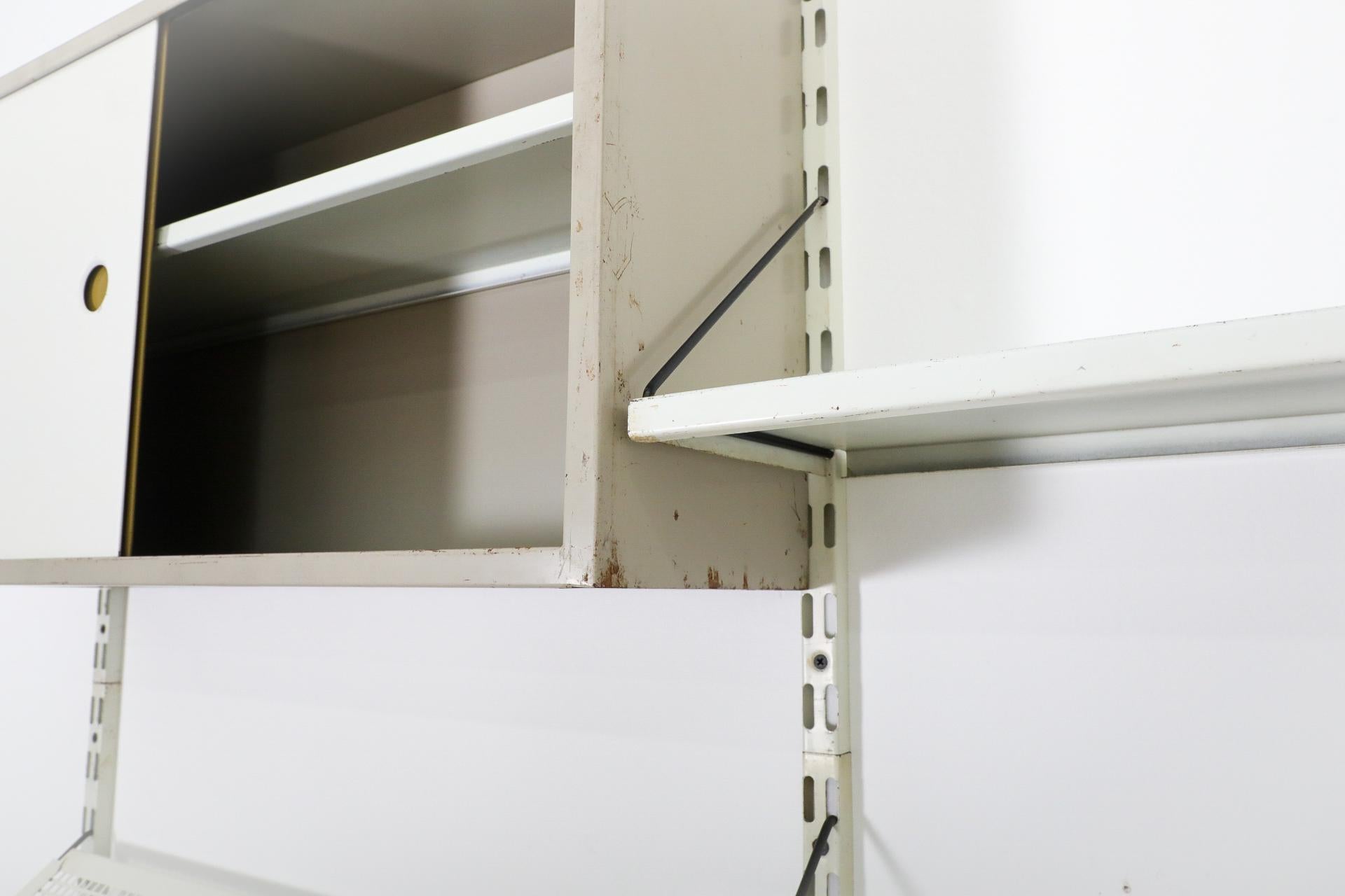 Pilastro Zweiteiliger Wandschrank mit Schrank und Zeitschriftenhalter, Weiß, Grau, Ocker, Ocker im Angebot 2