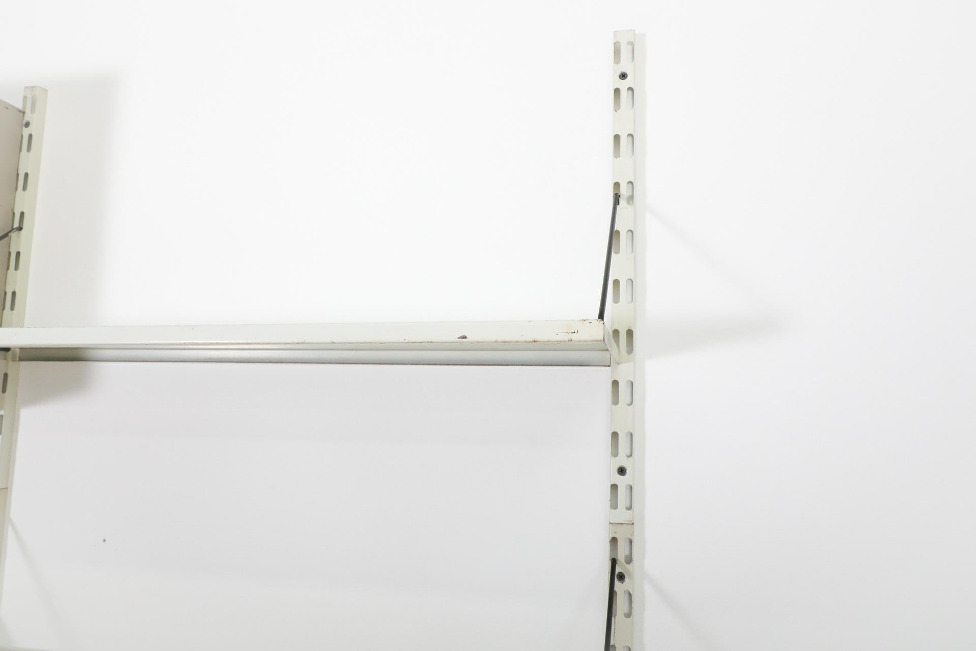 Pilastro Zweiteiliger Wandschrank mit Schrank und Zeitschriftenhalter, Weiß, Grau, Ocker, Ocker im Angebot 3