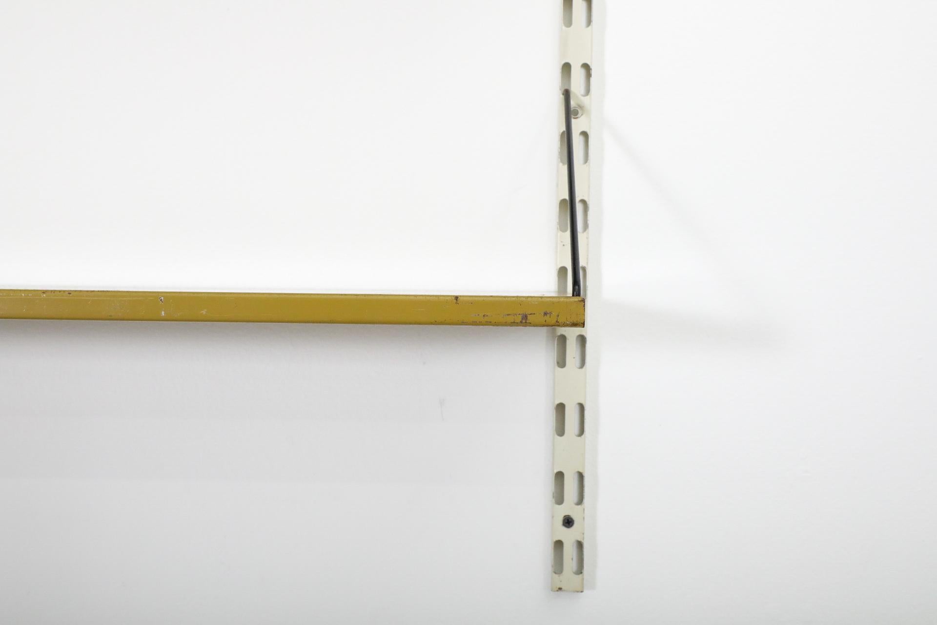 Pilastro Zweiteiliger Wandschrank mit Schrank und Zeitschriftenhalter, Weiß, Grau, Ocker, Ocker im Angebot 11