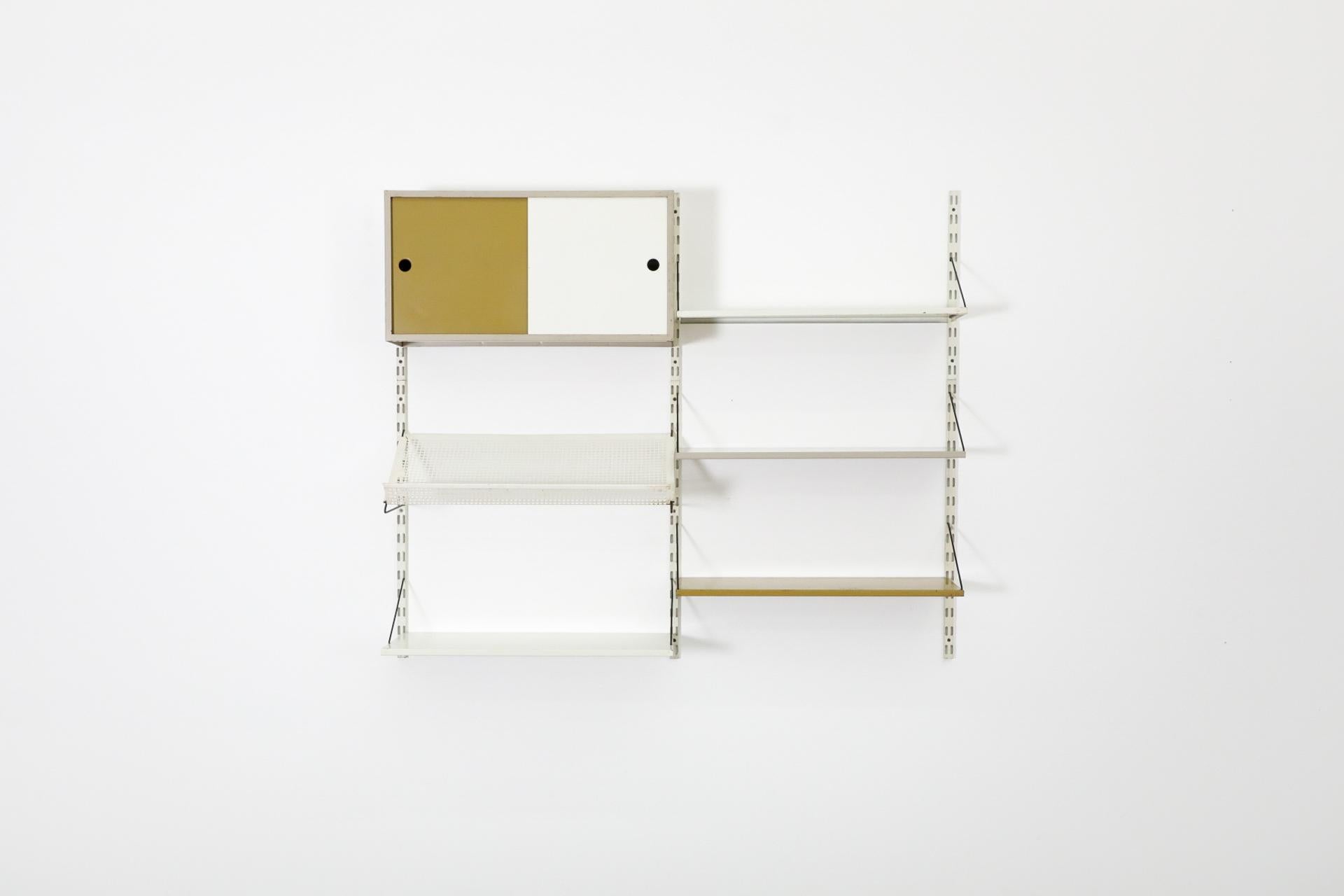 Niederländischer Mid-Century-Wandschrank aus dem Hause Pilastro mit weiß, grau und ocker emaillierten Metallregalen, einem Schrank und einer gelochten Zeitschriftenablage. Jedes Stück ist völlig neu arrangierbar und bietet unendlich viele