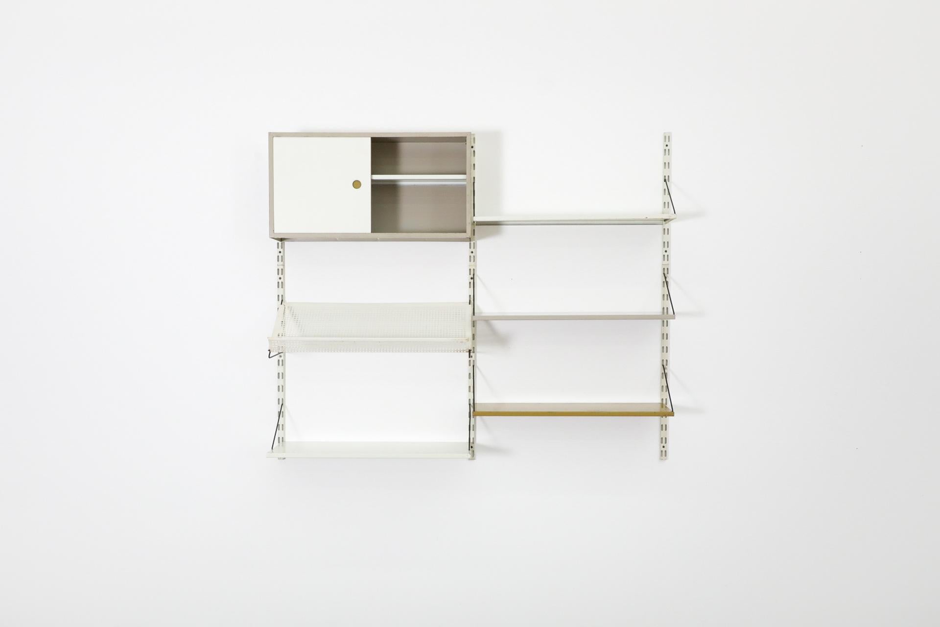 Pilastro Zweiteiliger Wandschrank mit Schrank und Zeitschriftenhalter, Weiß, Grau, Ocker, Ocker (Moderne der Mitte des Jahrhunderts) im Angebot