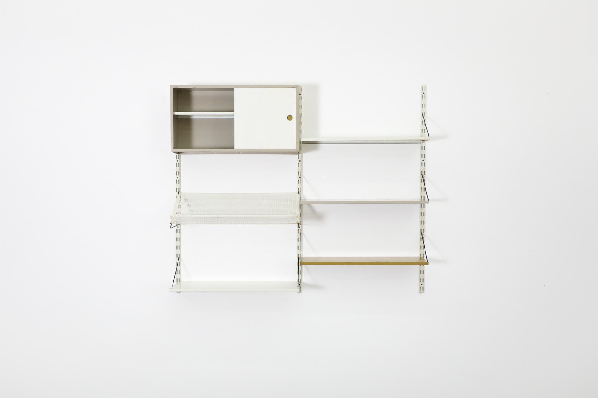 Pilastro Zweiteiliger Wandschrank mit Schrank und Zeitschriftenhalter, Weiß, Grau, Ocker, Ocker (Niederländisch) im Angebot