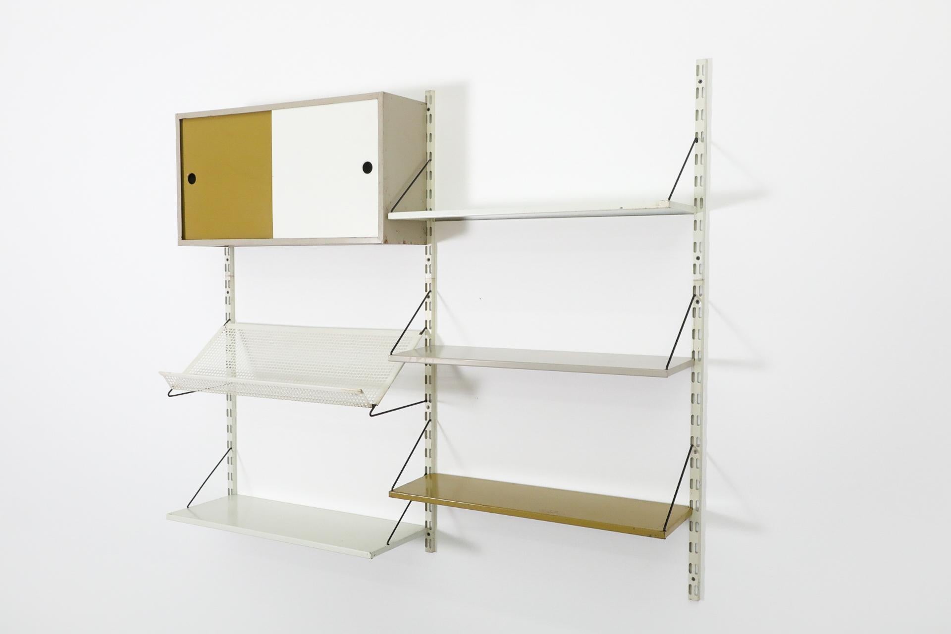 Pilastro Zweiteiliger Wandschrank mit Schrank und Zeitschriftenhalter, Weiß, Grau, Ocker, Ocker (Emailliert) im Angebot
