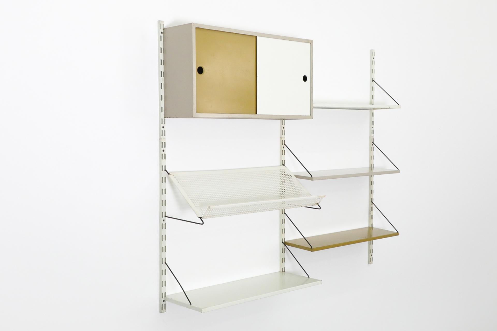 Pilastro Zweiteiliger Wandschrank mit Schrank und Zeitschriftenhalter, Weiß, Grau, Ocker, Ocker im Zustand „Gut“ im Angebot in Los Angeles, CA